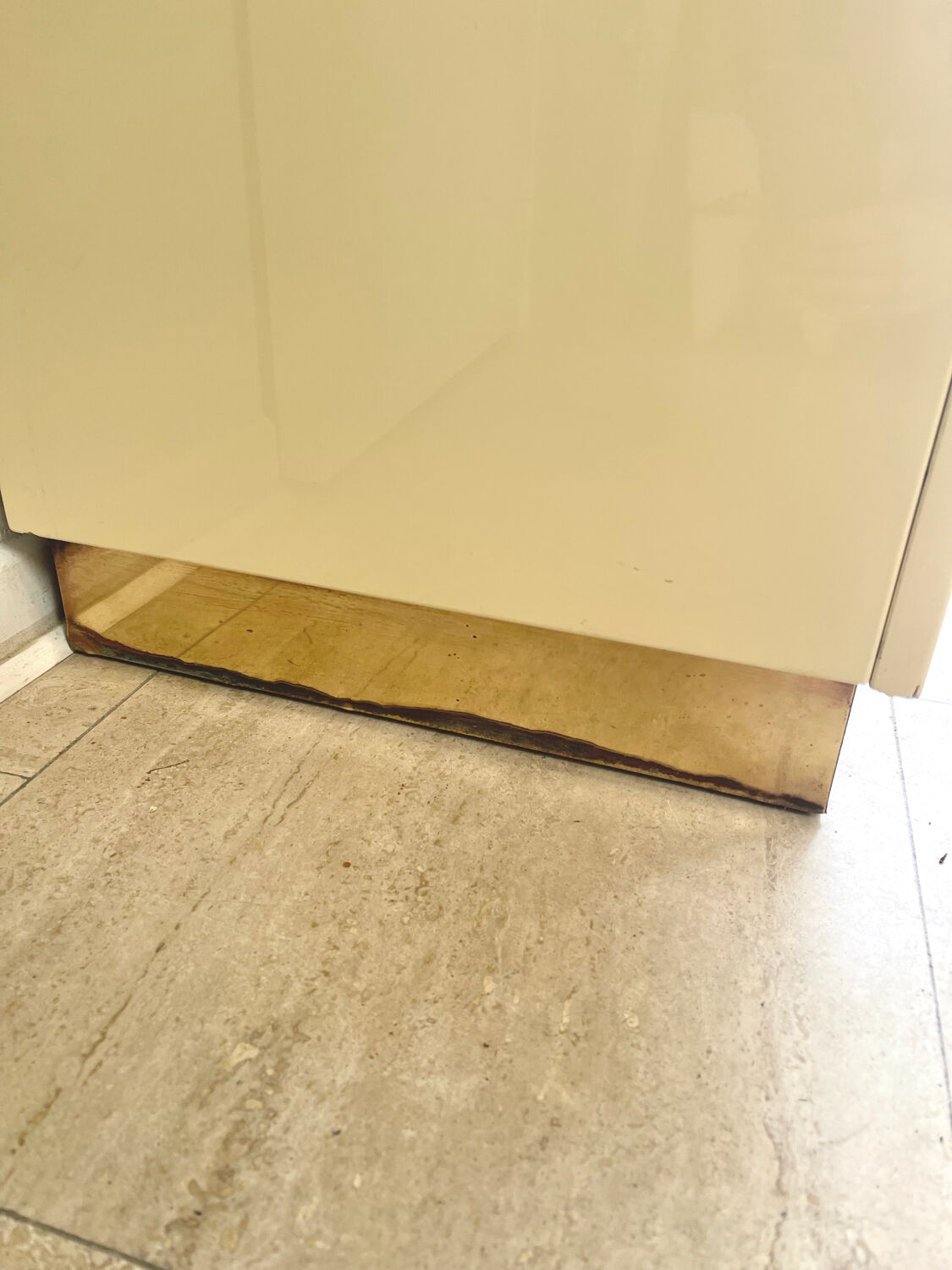 Buffet Jean-Claude Mahey in beige lacquer and brass – circa 1970