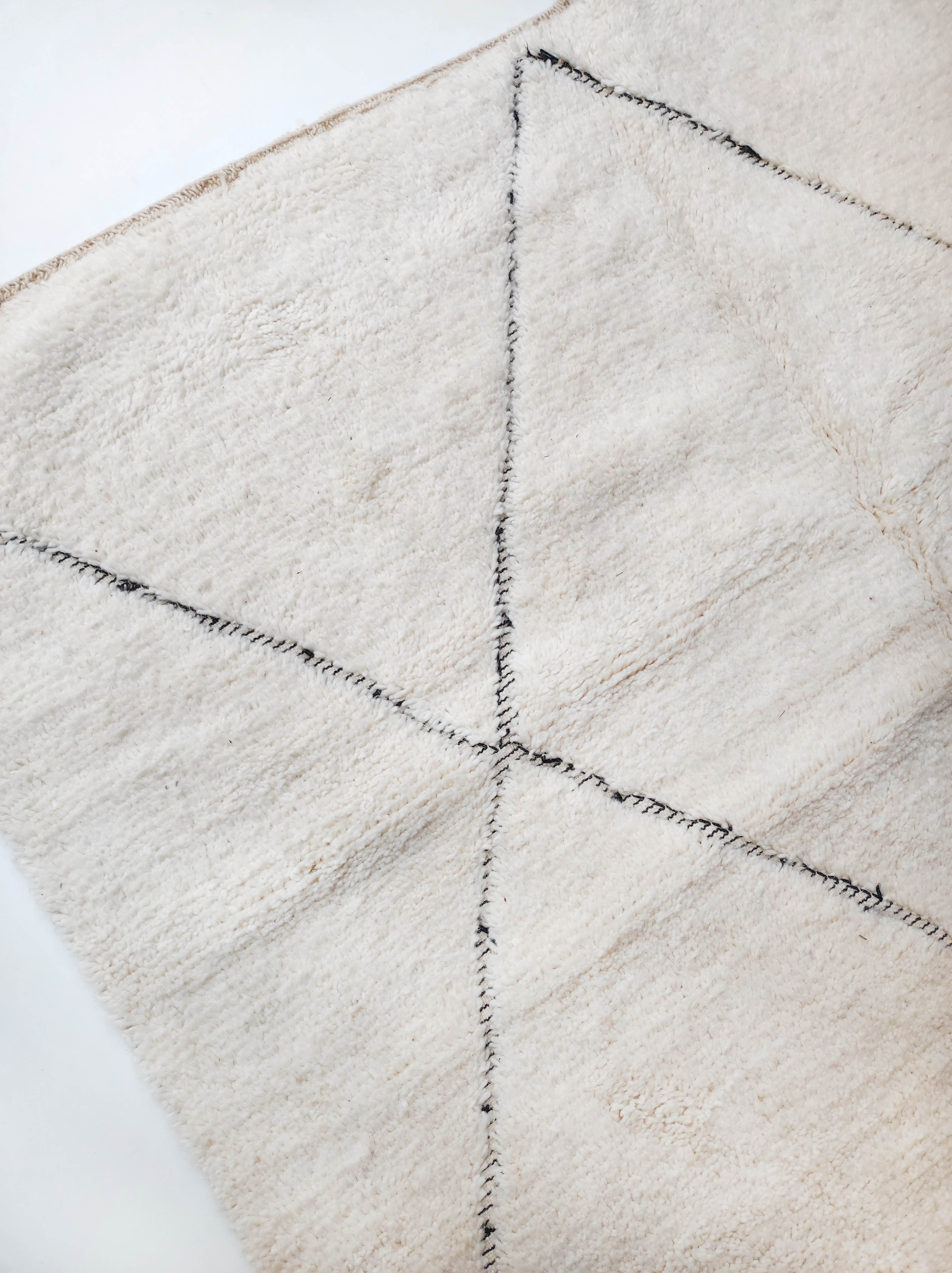 Moroccan Berber carpet Beni ouarain ecru with black diamonds engraved 295x198cm