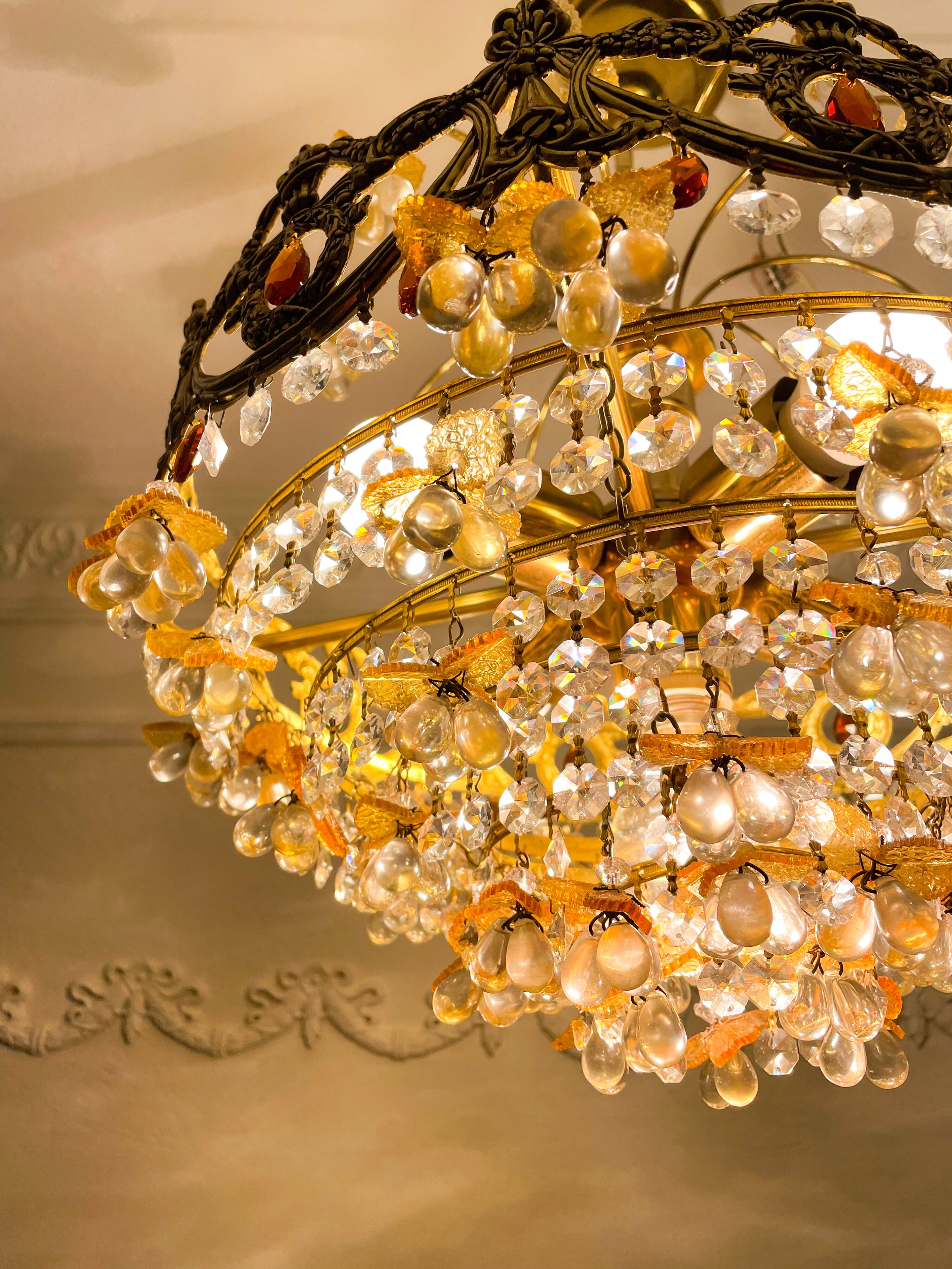 Exceptional vintage chandelier in Murano style crystal, orange, brass.