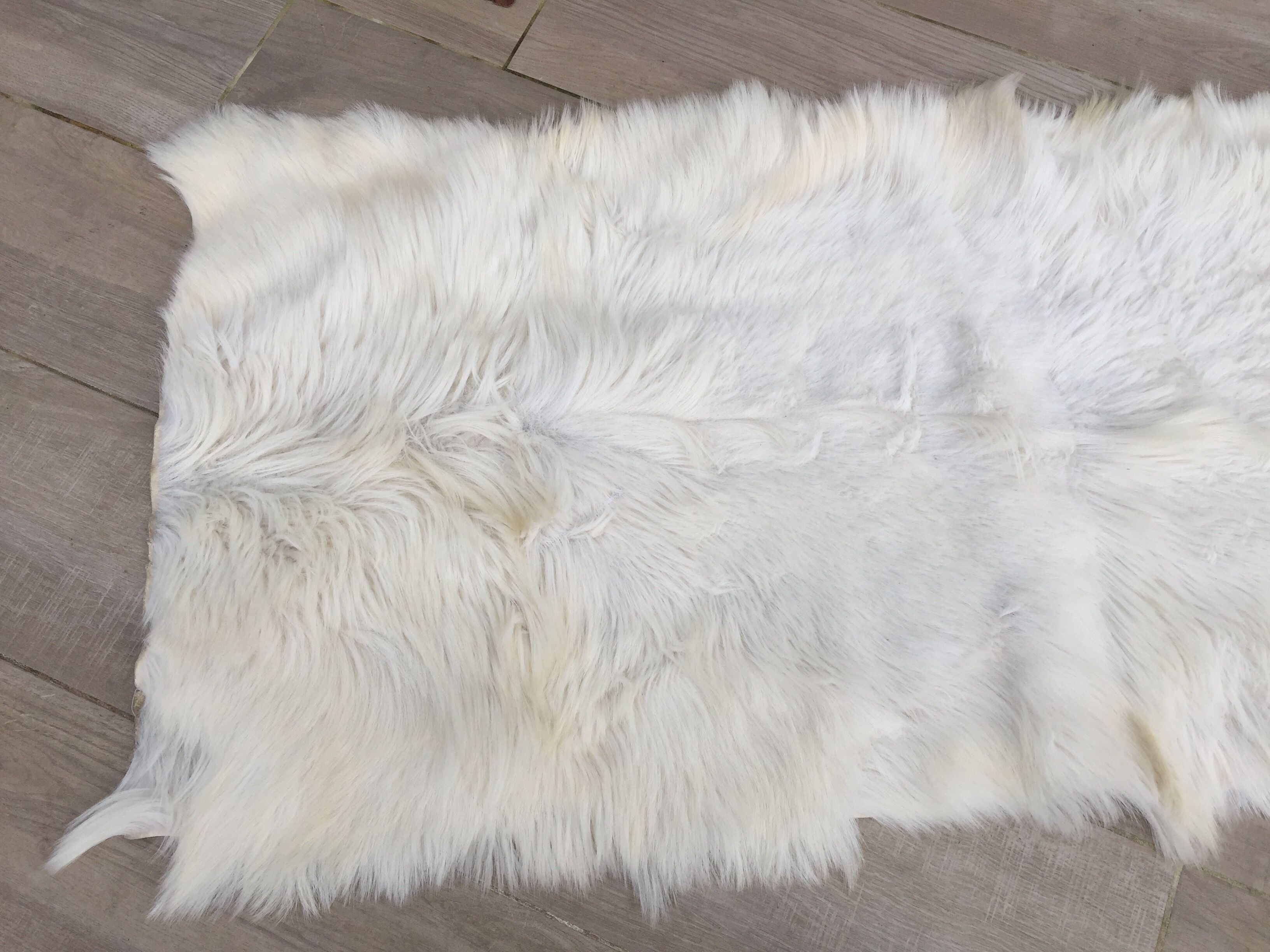 Vintage white skin carpet - 60 x 125cm