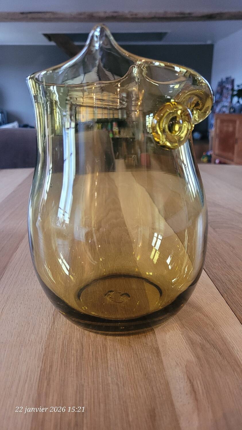 Amber glass vase design - owl shape