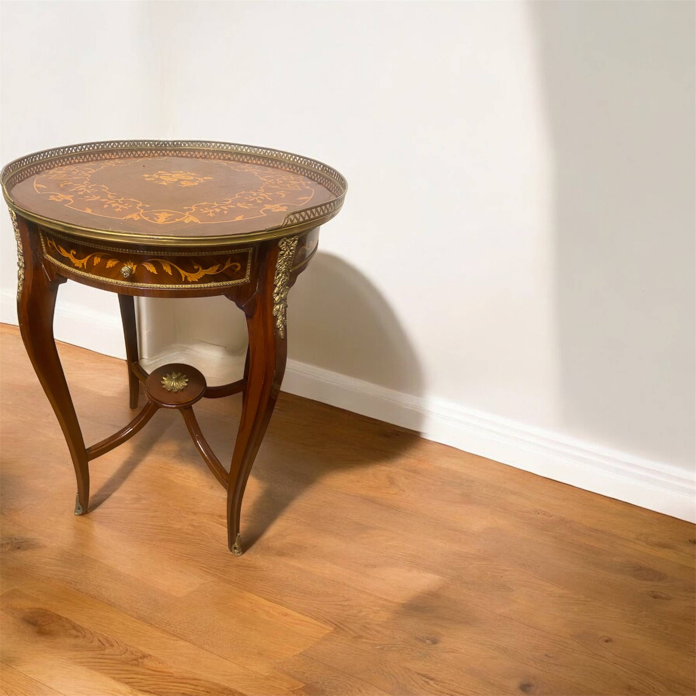 Paire de tables d’appoint Louis XV sculptées en hêtre et bronze, artisanale