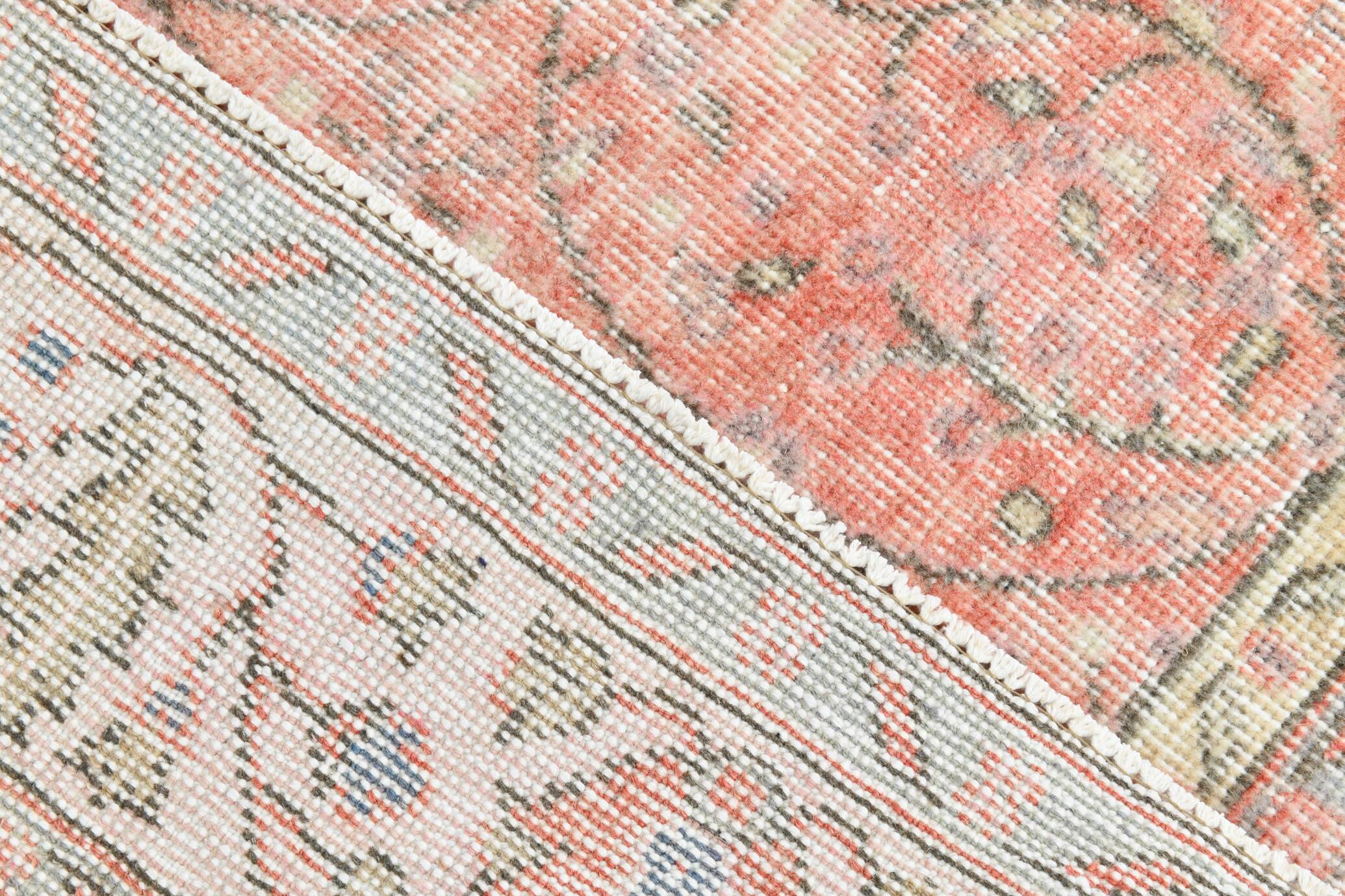 Tapis vintage à décor floral rouge et beige