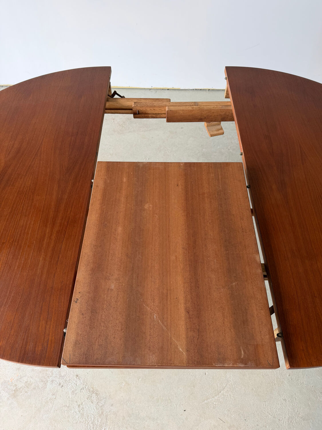 Scandinavian design extendable round table in teak, Danish manufacture.