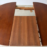 Scandinavian design extendable round table in teak, Danish manufacture.