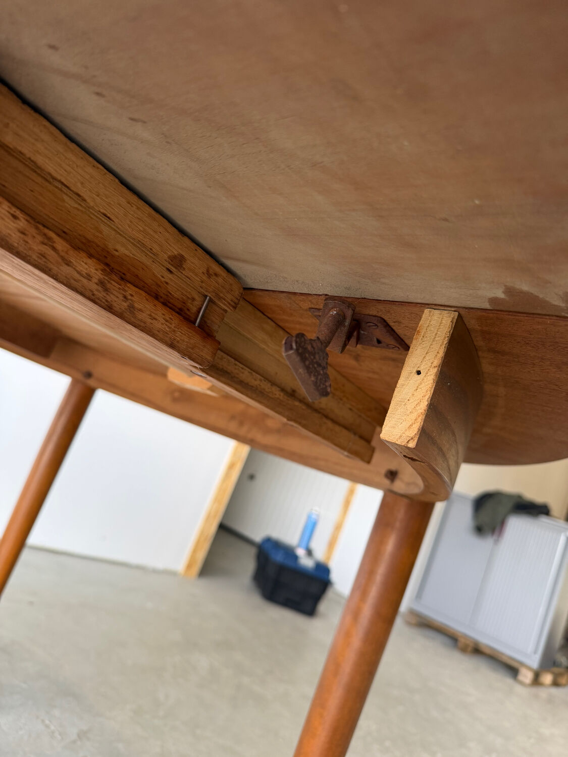 Scandinavian design extendable round table in teak, Danish manufacture.