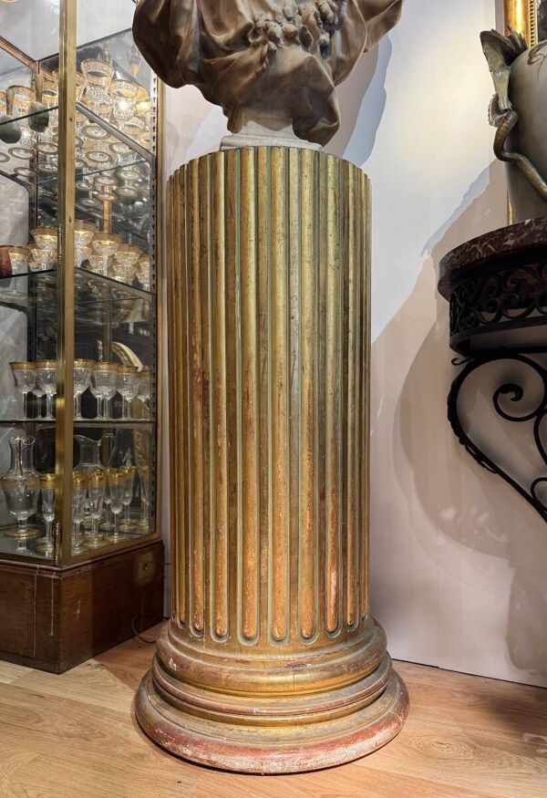 Grande colonne à cannelures en bois doré avec plateau en marbre, travail vers 1900