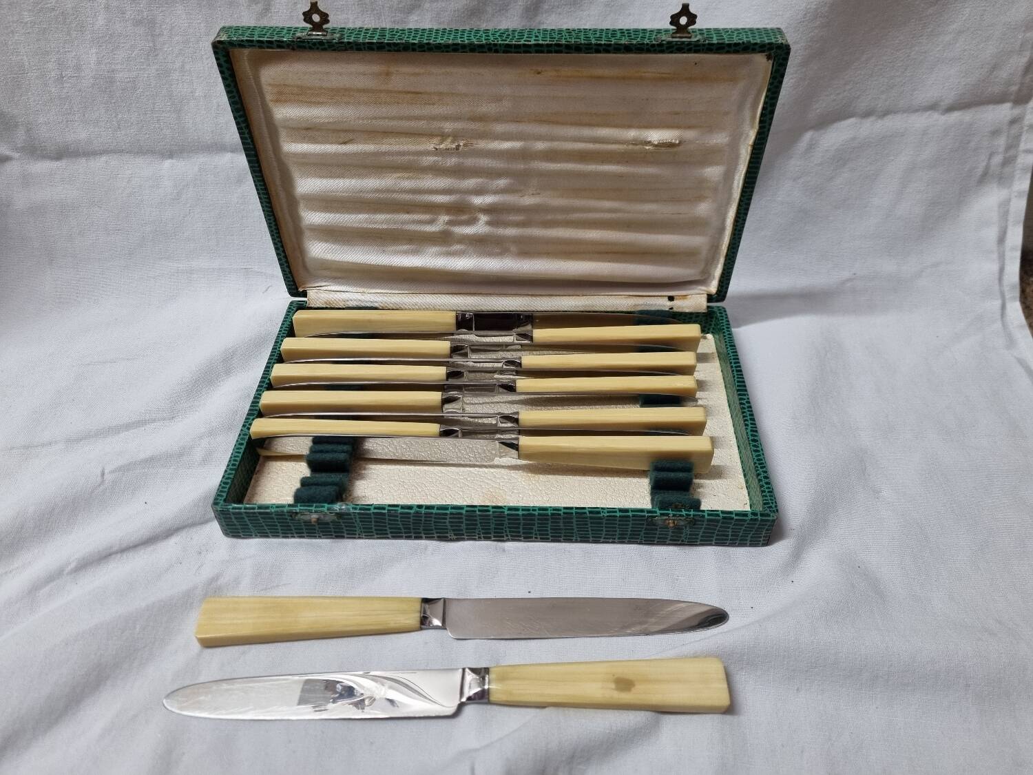 12 bakelite meat knives, 1970