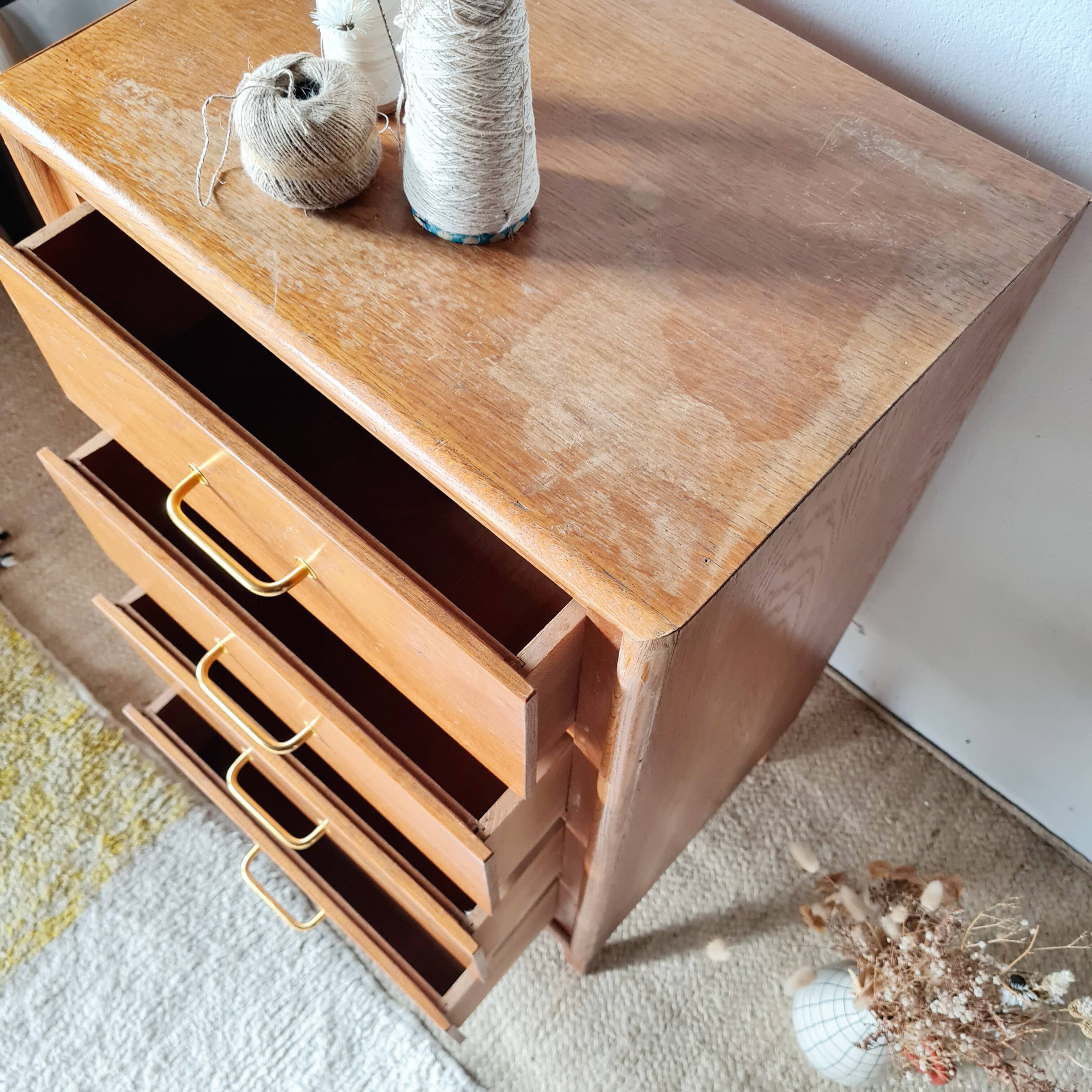 Commode vintage années 50 en bois – 4 tiroirs – pieds compas