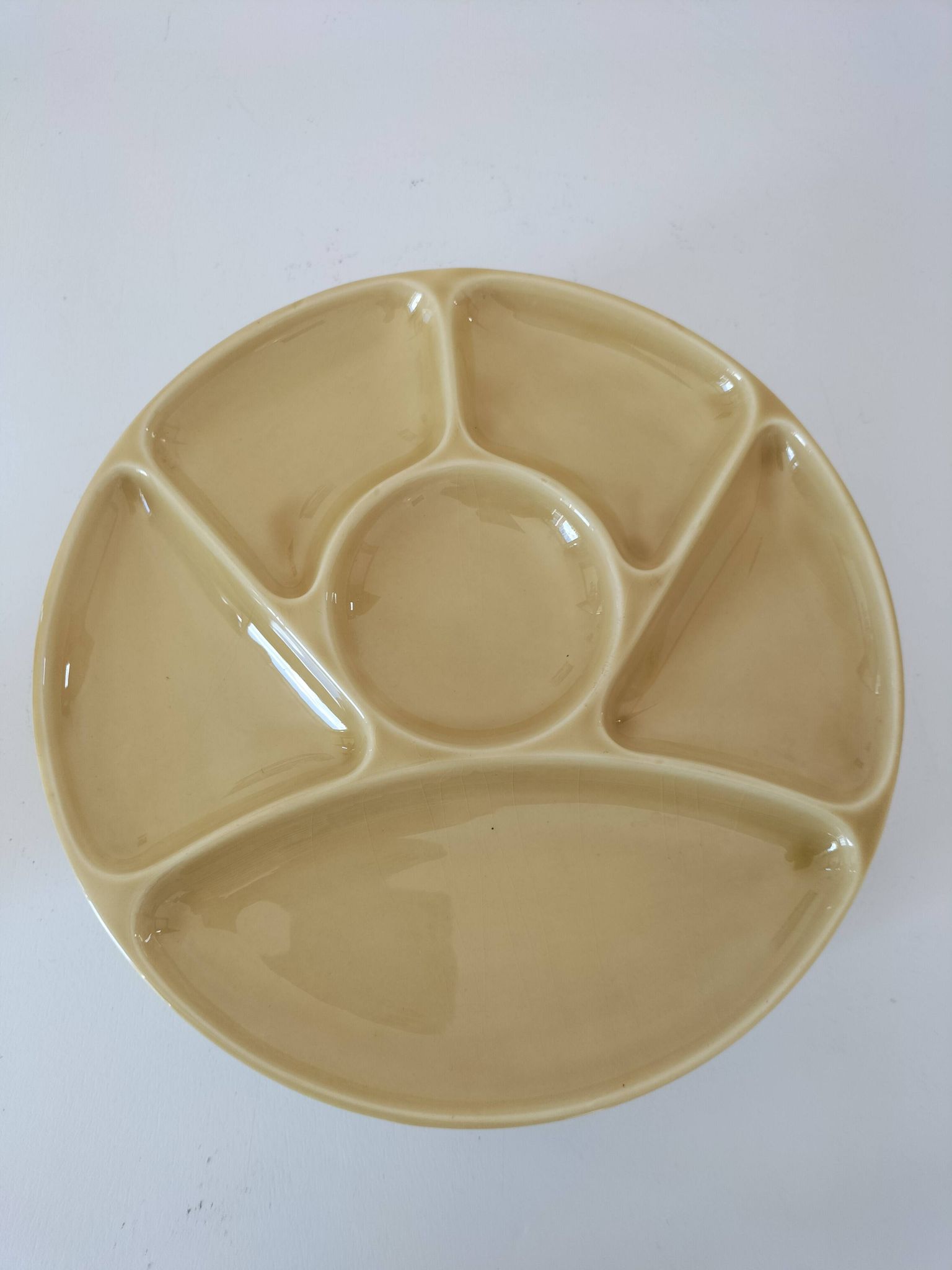 6 compartmentalized plates Gien France – butter yellow shade