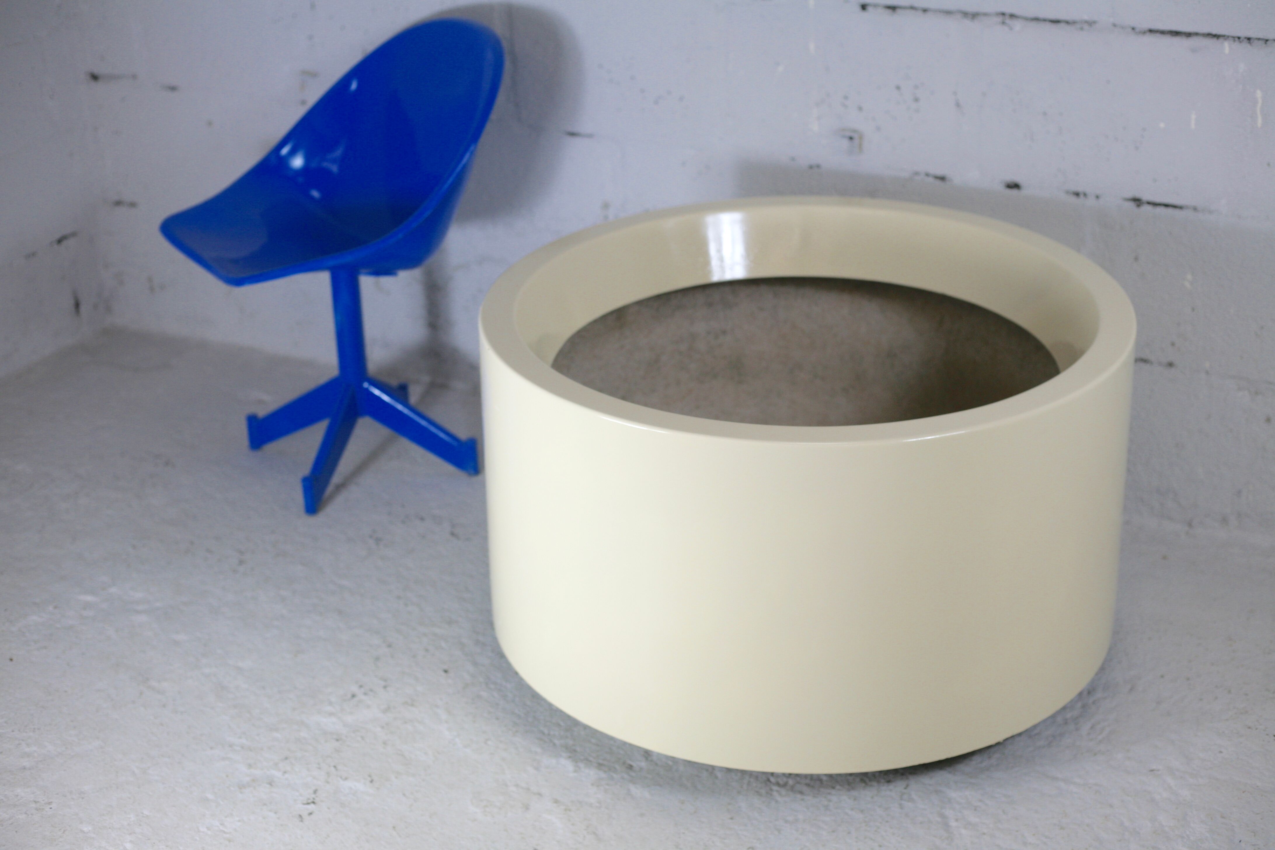 Important cylindrical planter in cream lacquered fiberglass, circa 1970