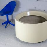 Important cylindrical planter in cream lacquered fiberglass, circa 1970
