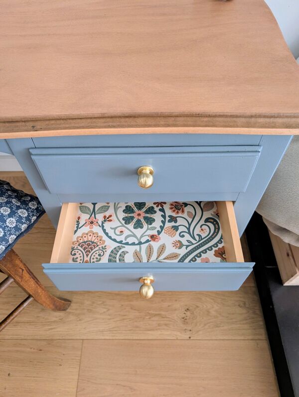 Bureau en bois bleu prêt pour sa nouvelle vie