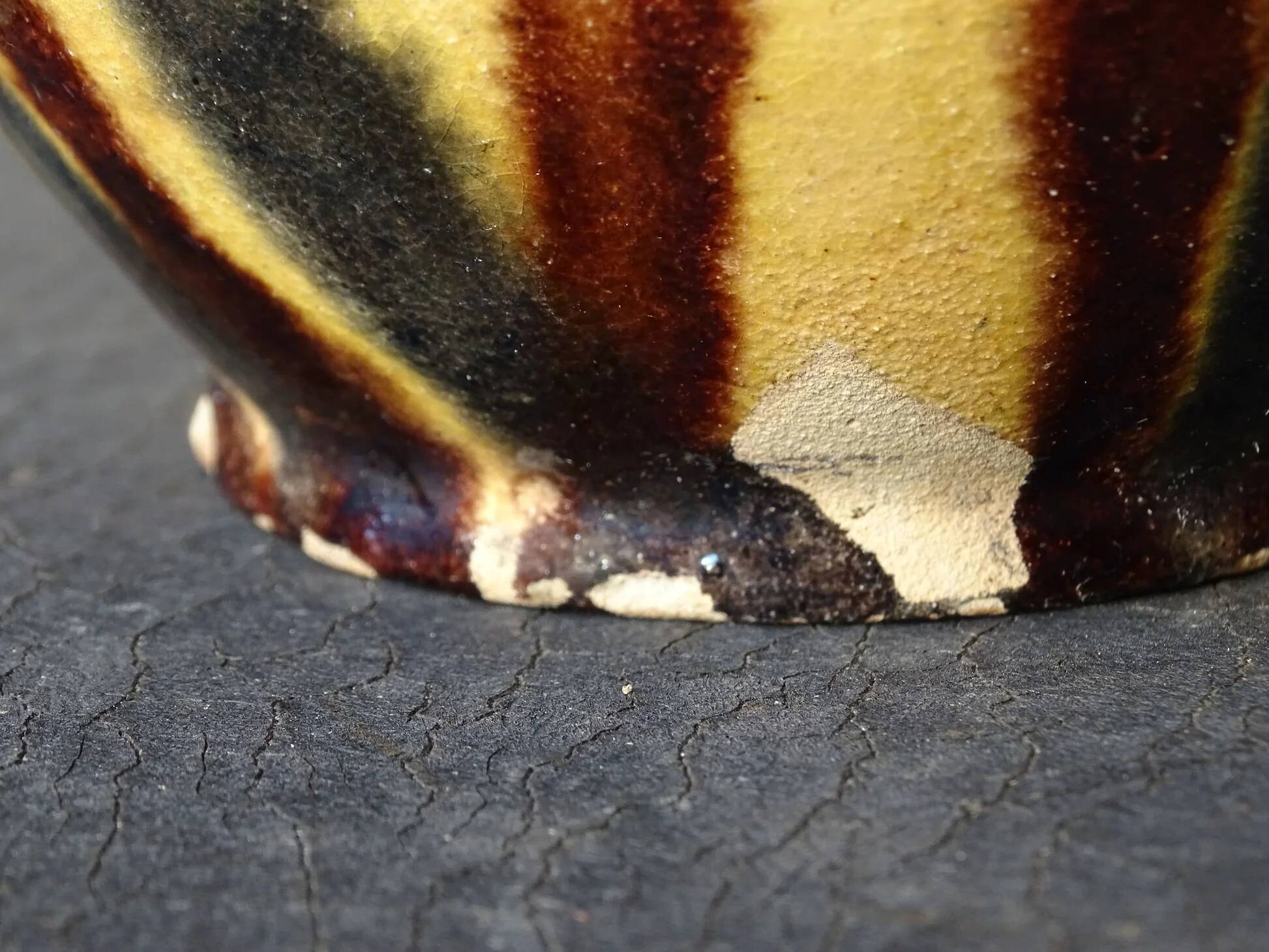 Pichet à eau ou orjol français ancien à glaçure rayée