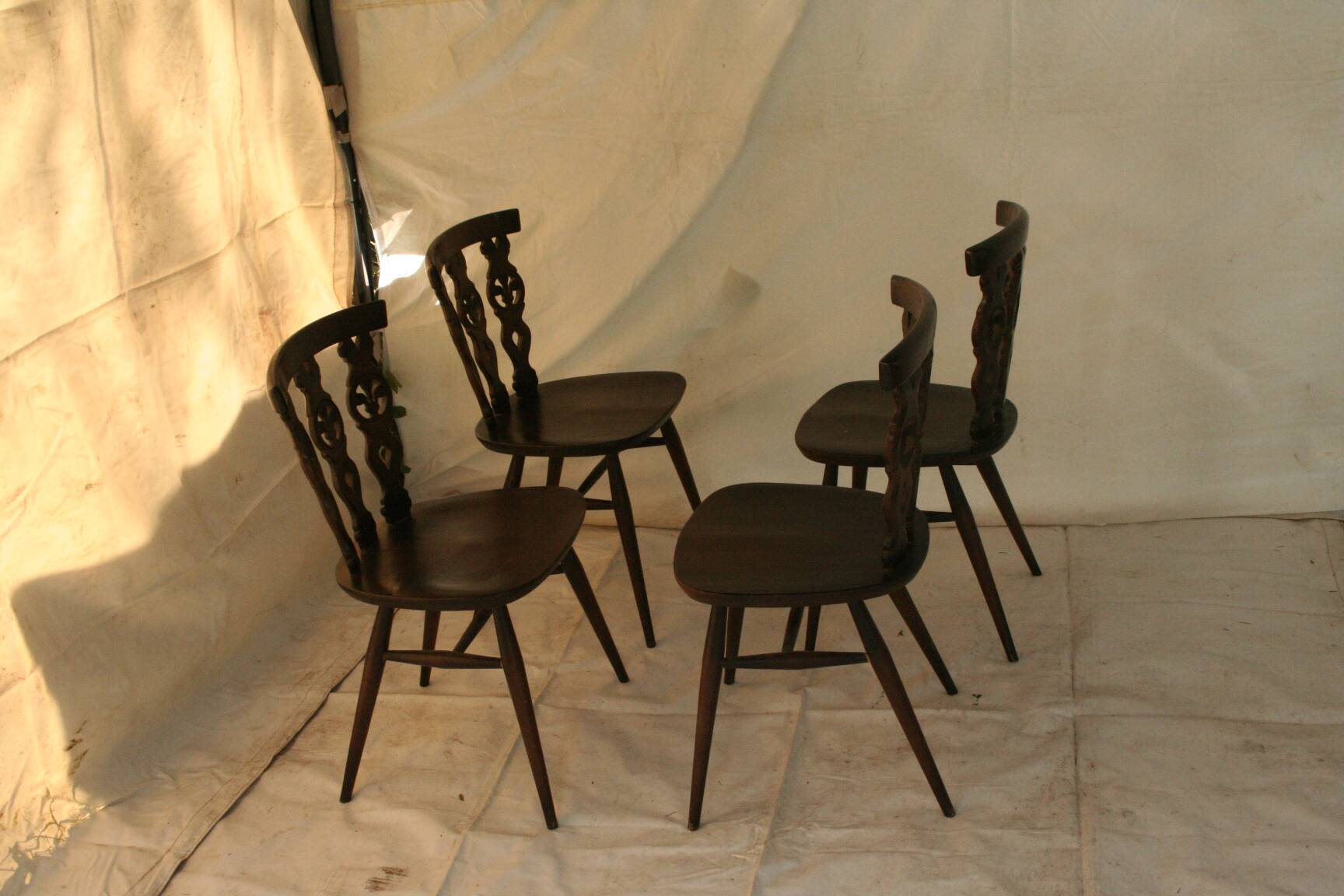 Set of 4 ercol english fleur-de-lis chairs 1960