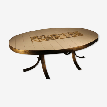 Oval-shaped table of the 1970s
