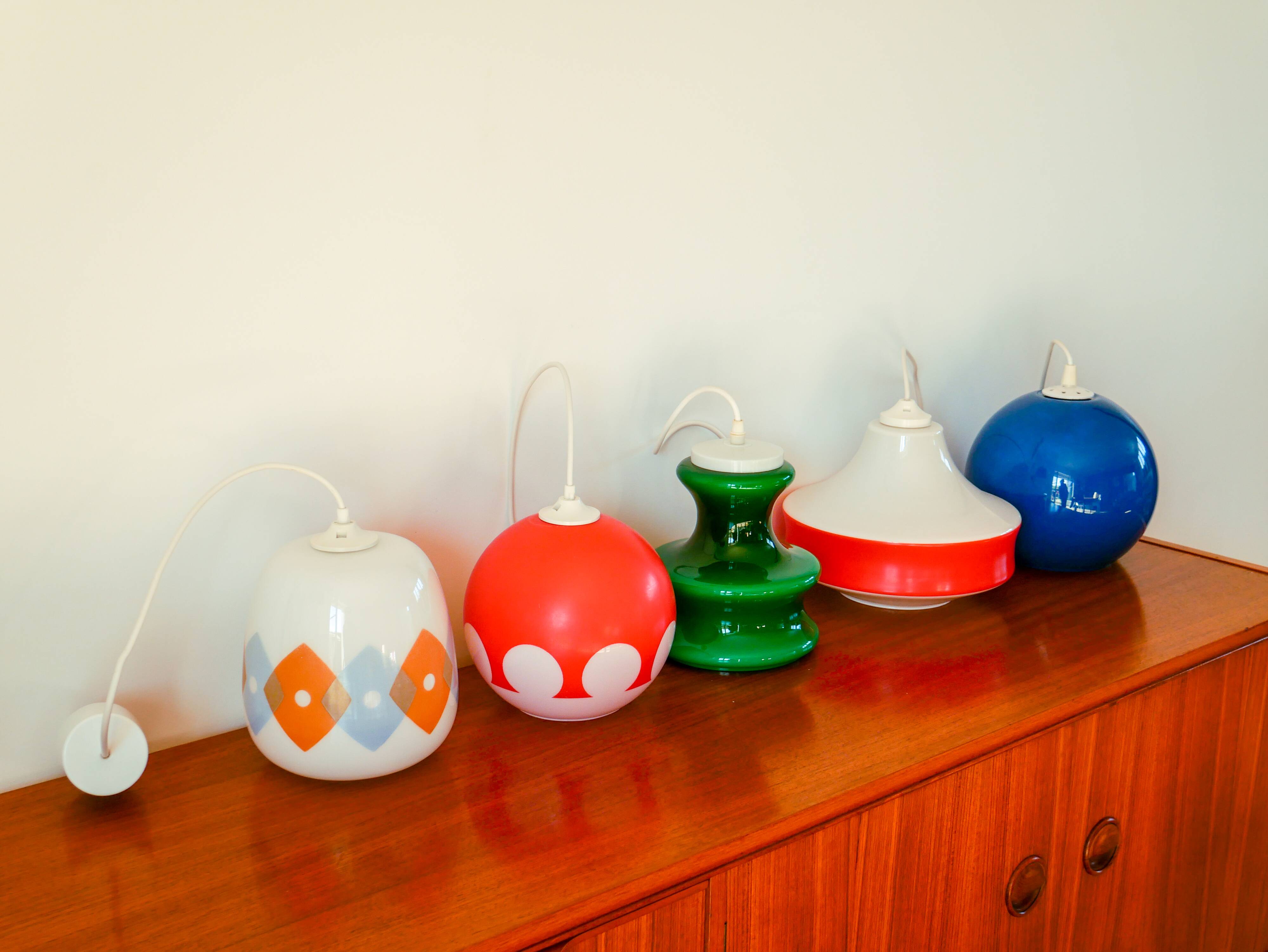 Suspension en opaline blanche à motifs géométriques orange et bleu Design 1970