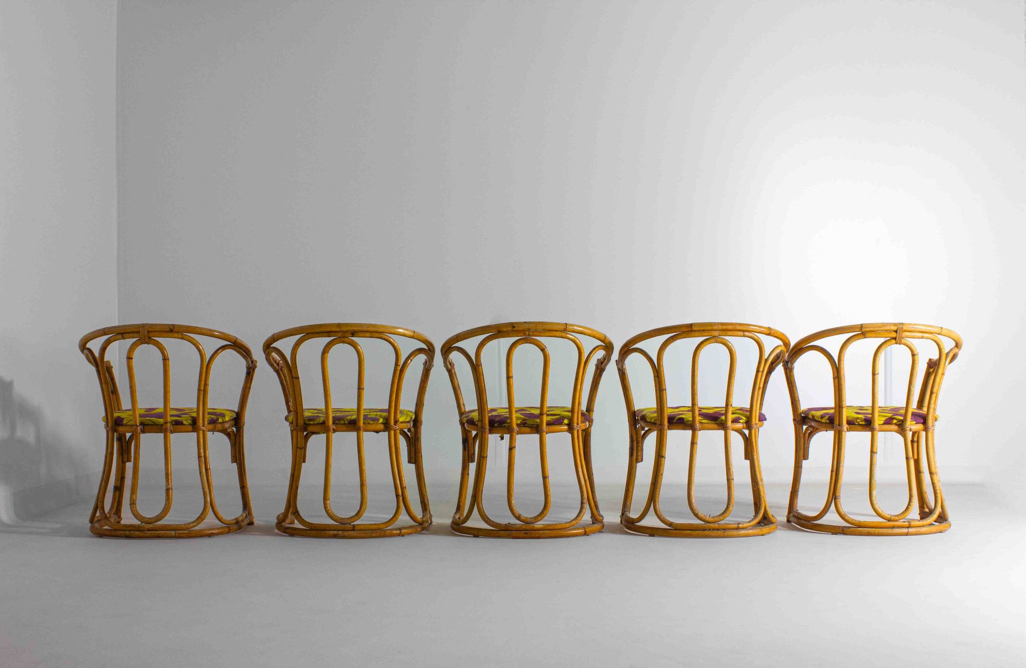 Ensemble funky de cinq chaises en bambou des années 60