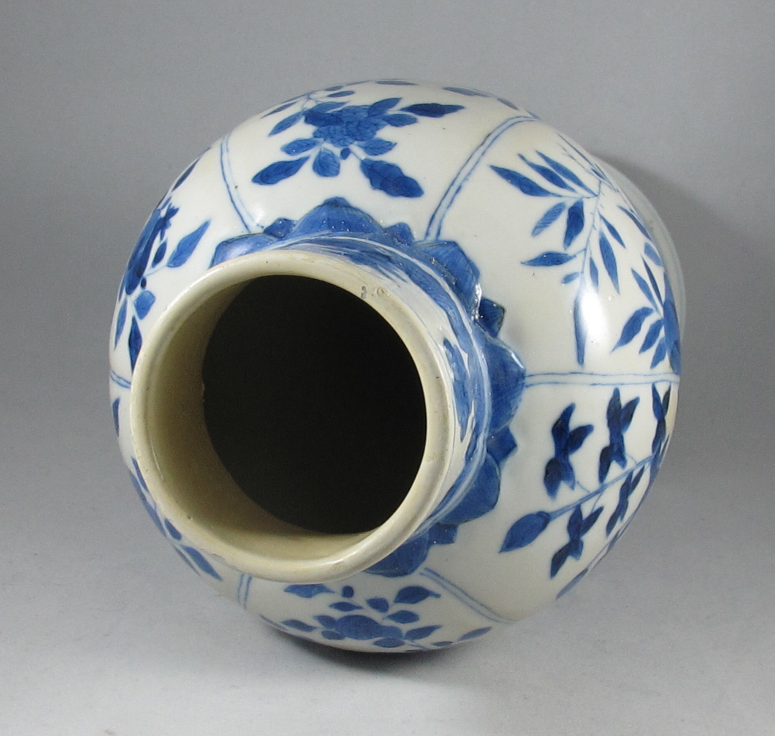 Former chinese potiche blue white