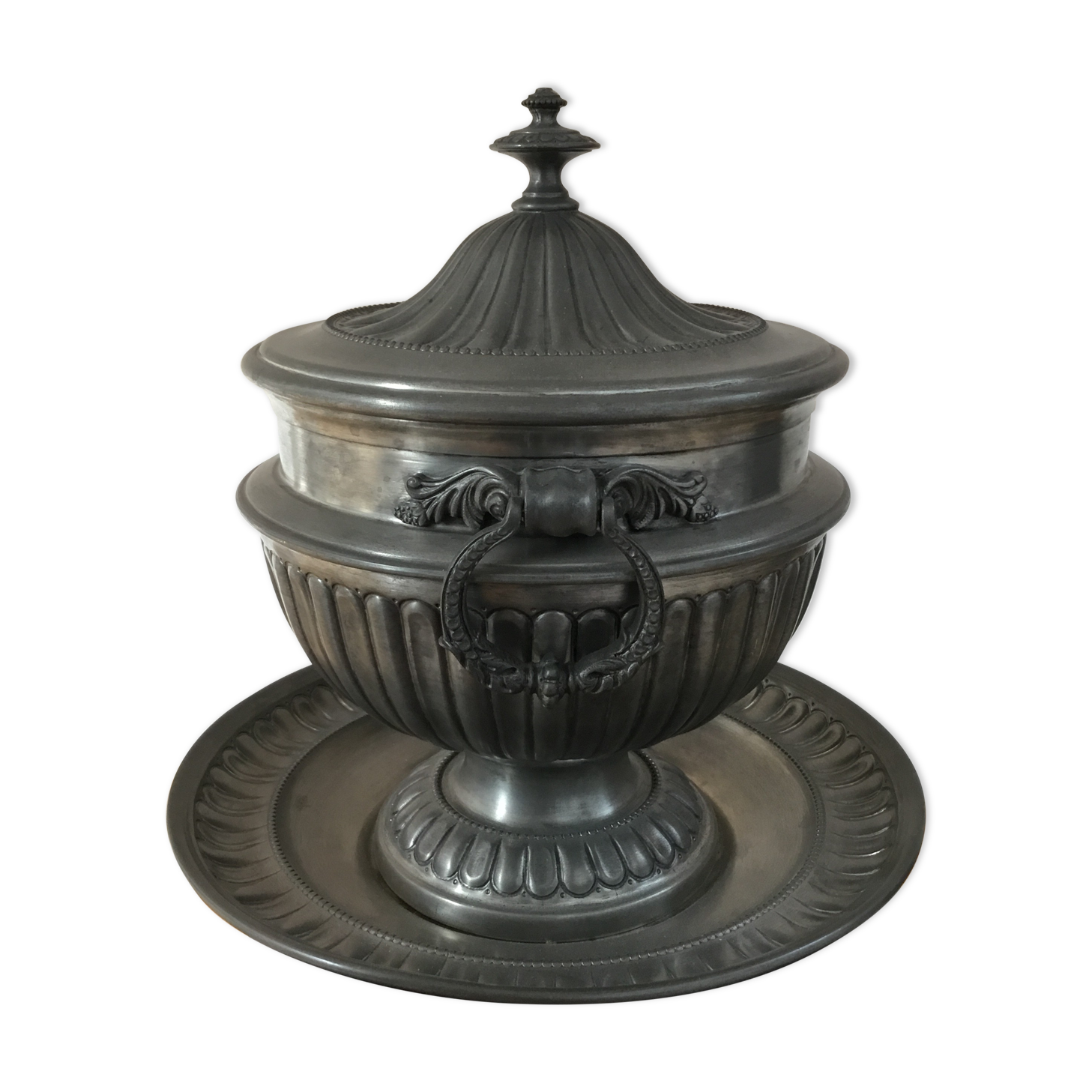 Tin dish and soup bowl