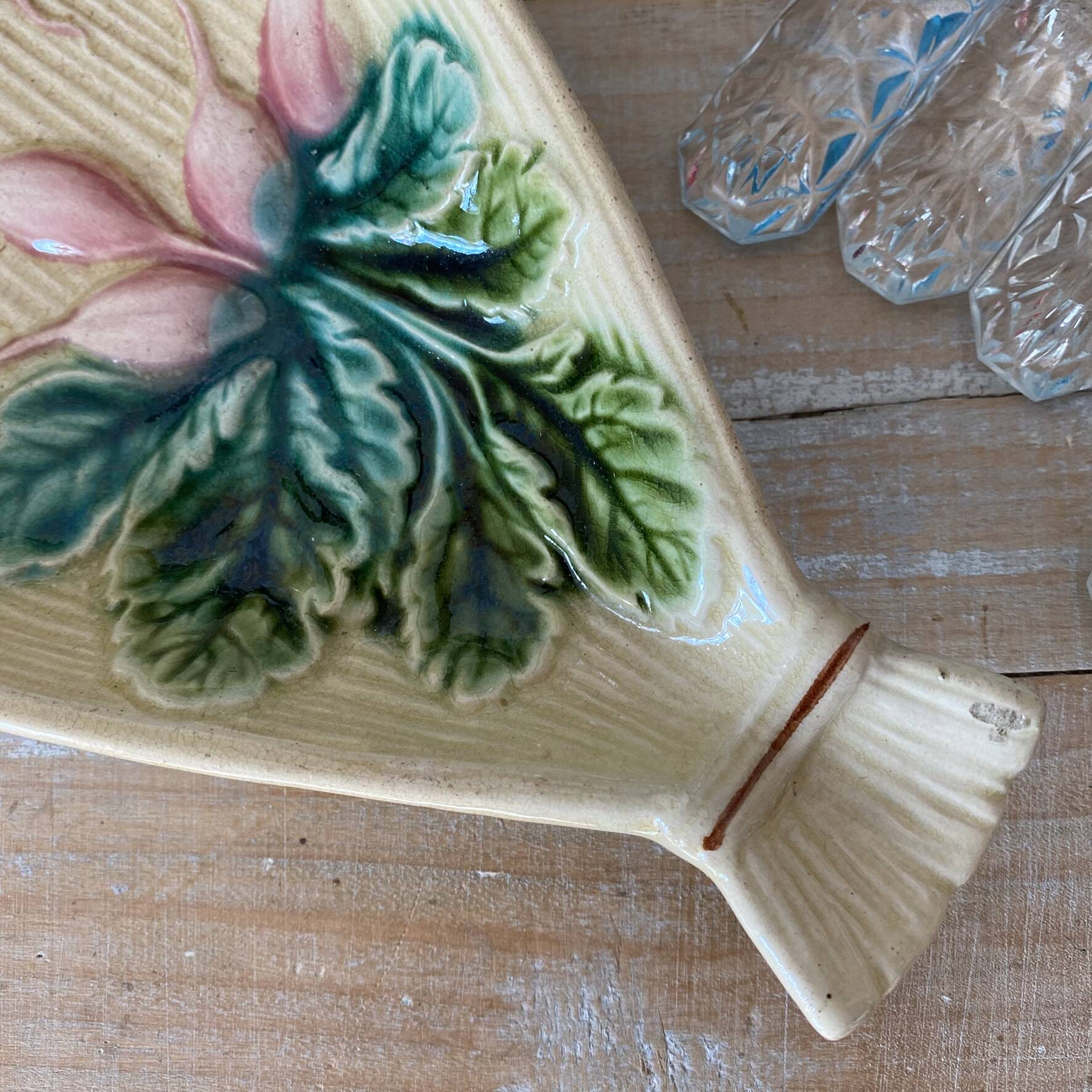 Ravier in slip clay salins, radish