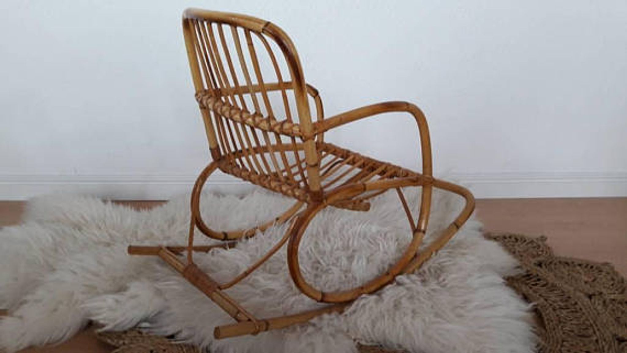 Fauteuil à bascule en rotin vintage pour les enfants