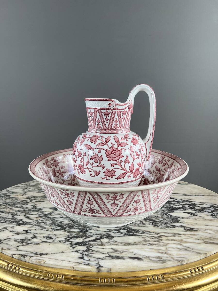 Toilet set in Sarreguemines earthenware, Oriental model, 19th century.