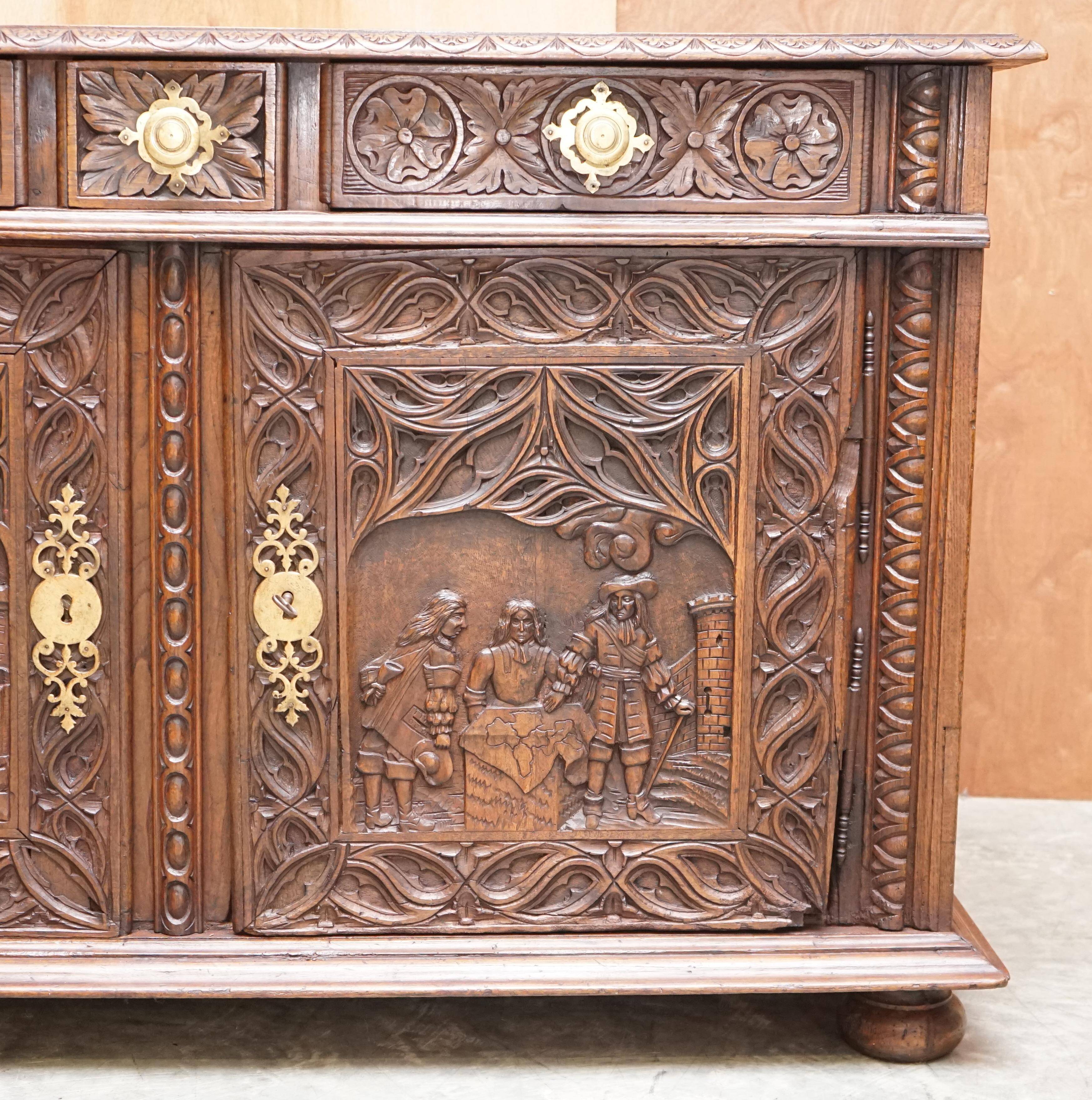 Buffet Continental en Chêne Sculpté Circa 1800 avec Panneaux Militaires