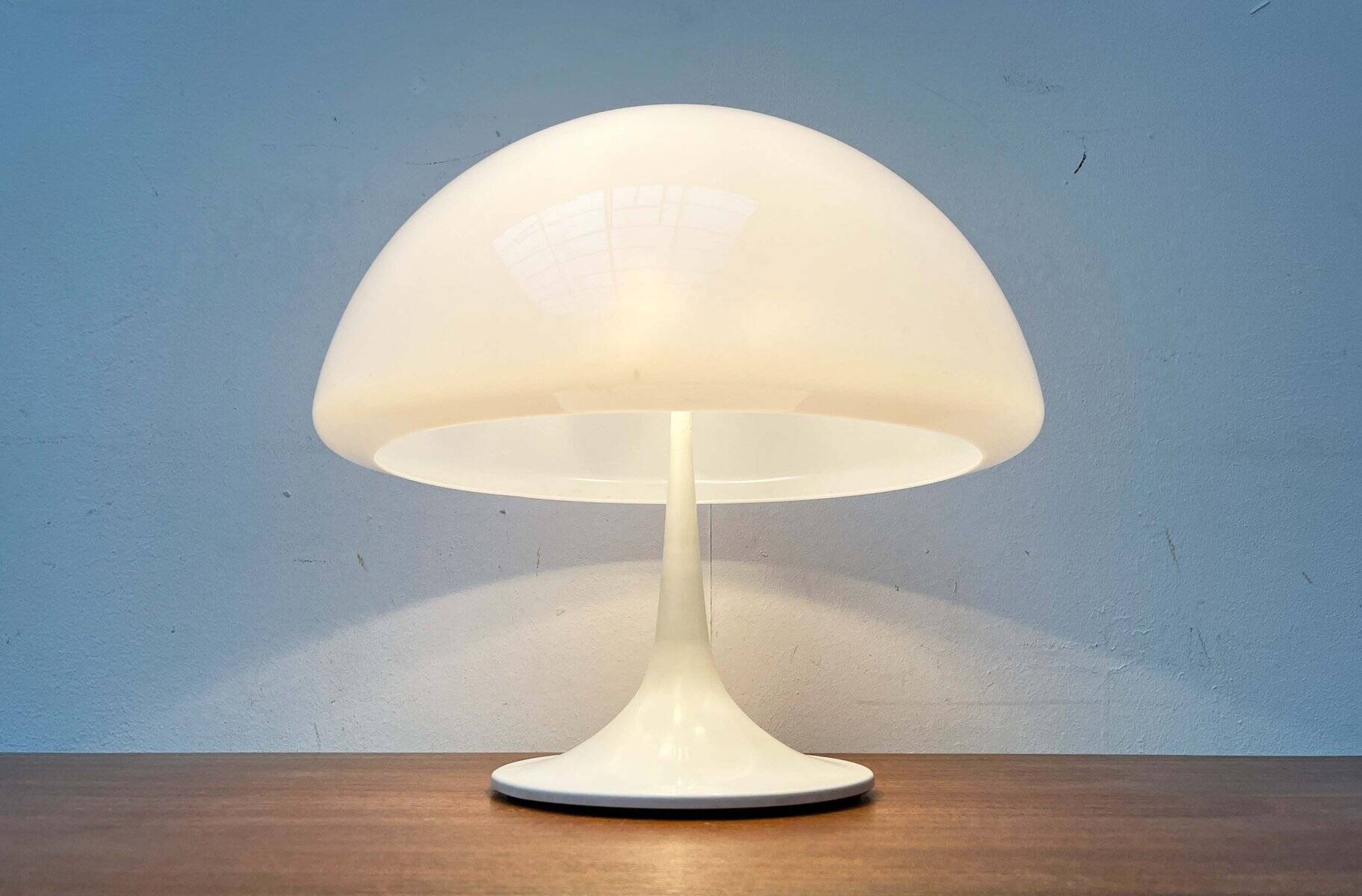Lampe de table italienne de style mid-century moderne de l'ère spatiale par Luigi Massoni pour Guzzini, années 1960.