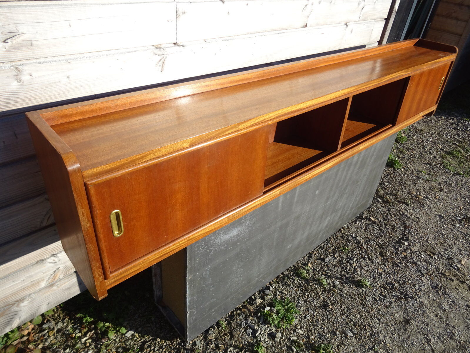 Cozy shelf 50s sliding doors