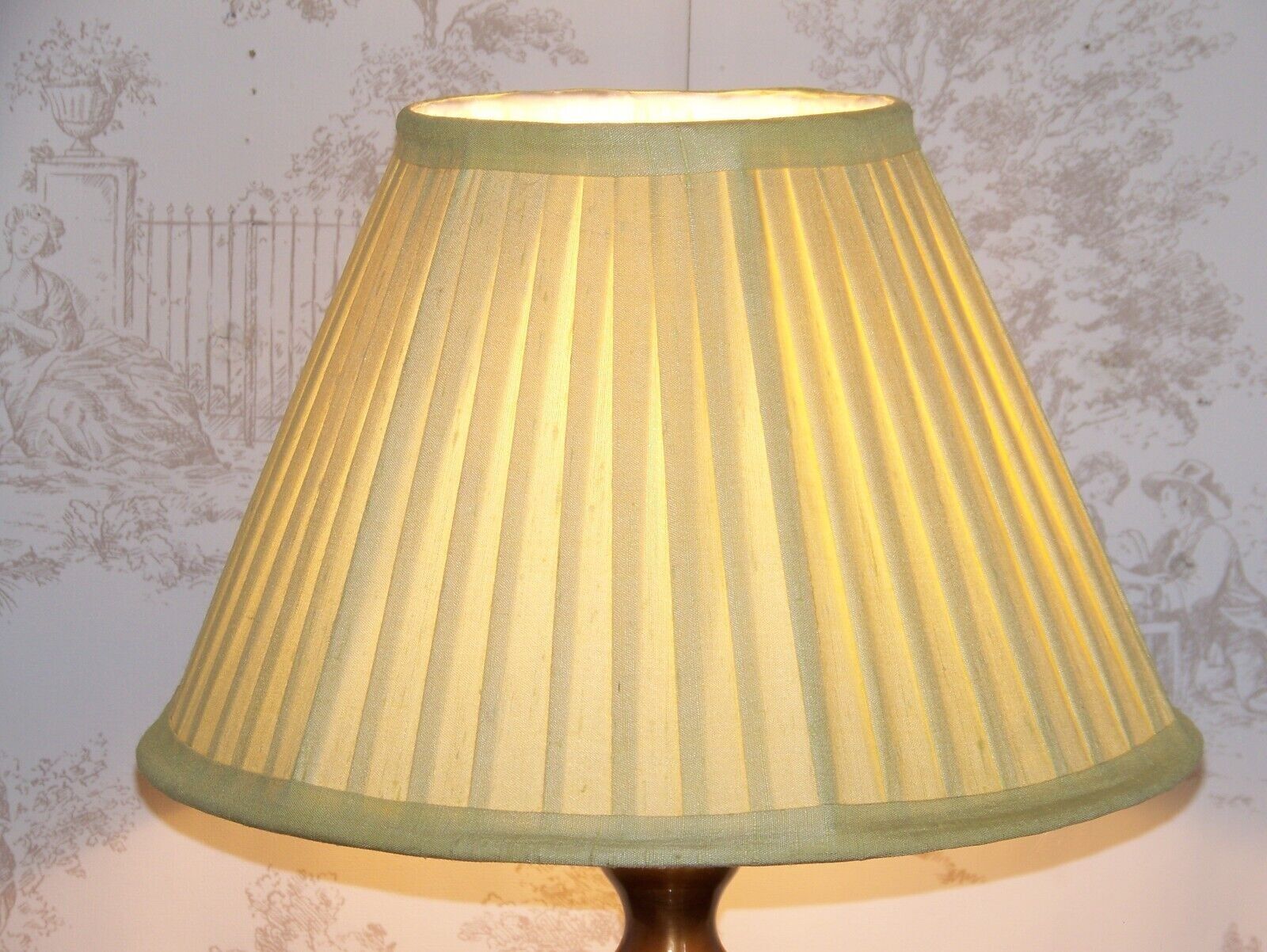 Vintage Brass Table Lamp with Round Base and Cream Pleated Shade 4352
