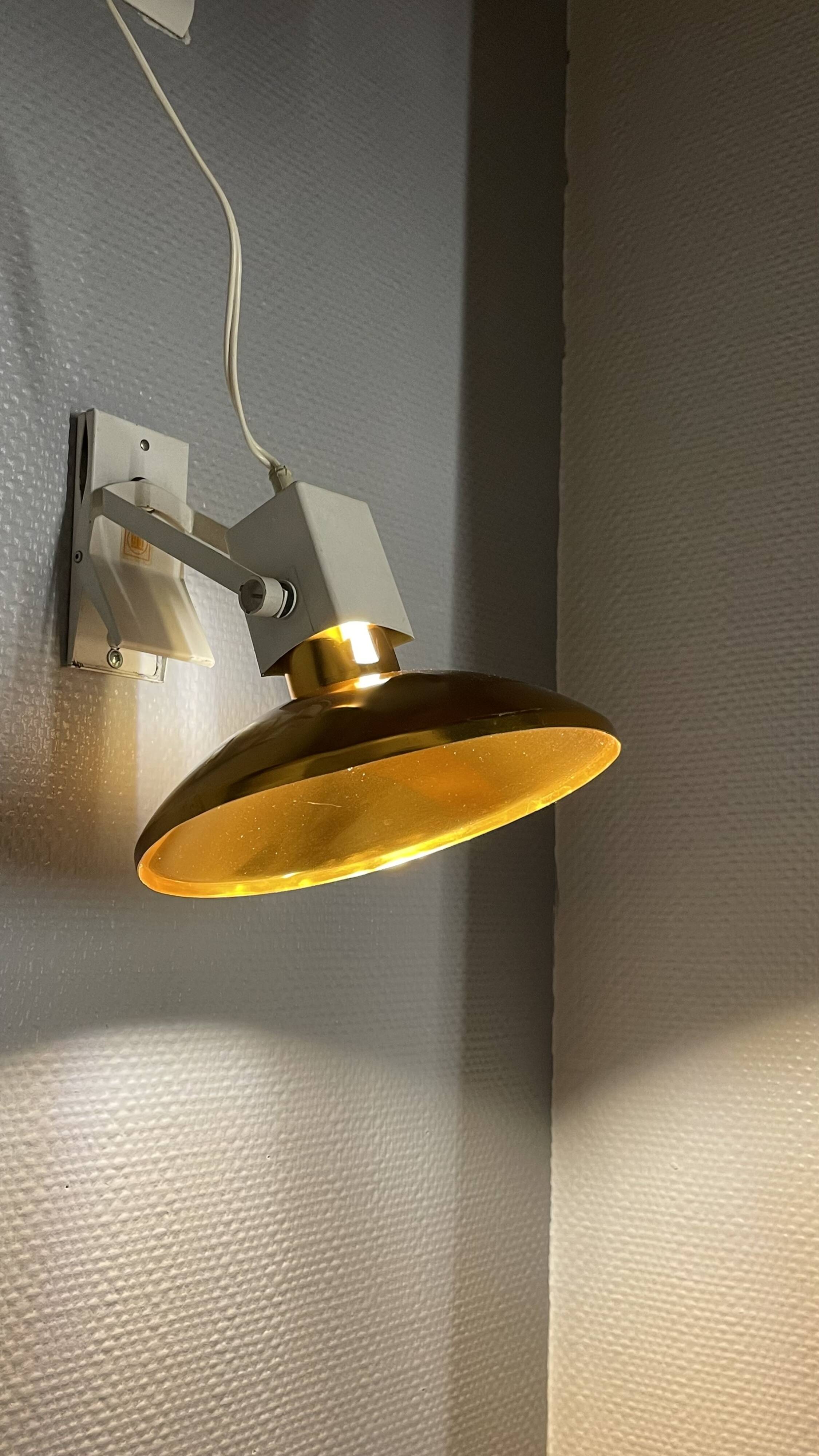 Lampe à pince Lita en métal doré et blanc