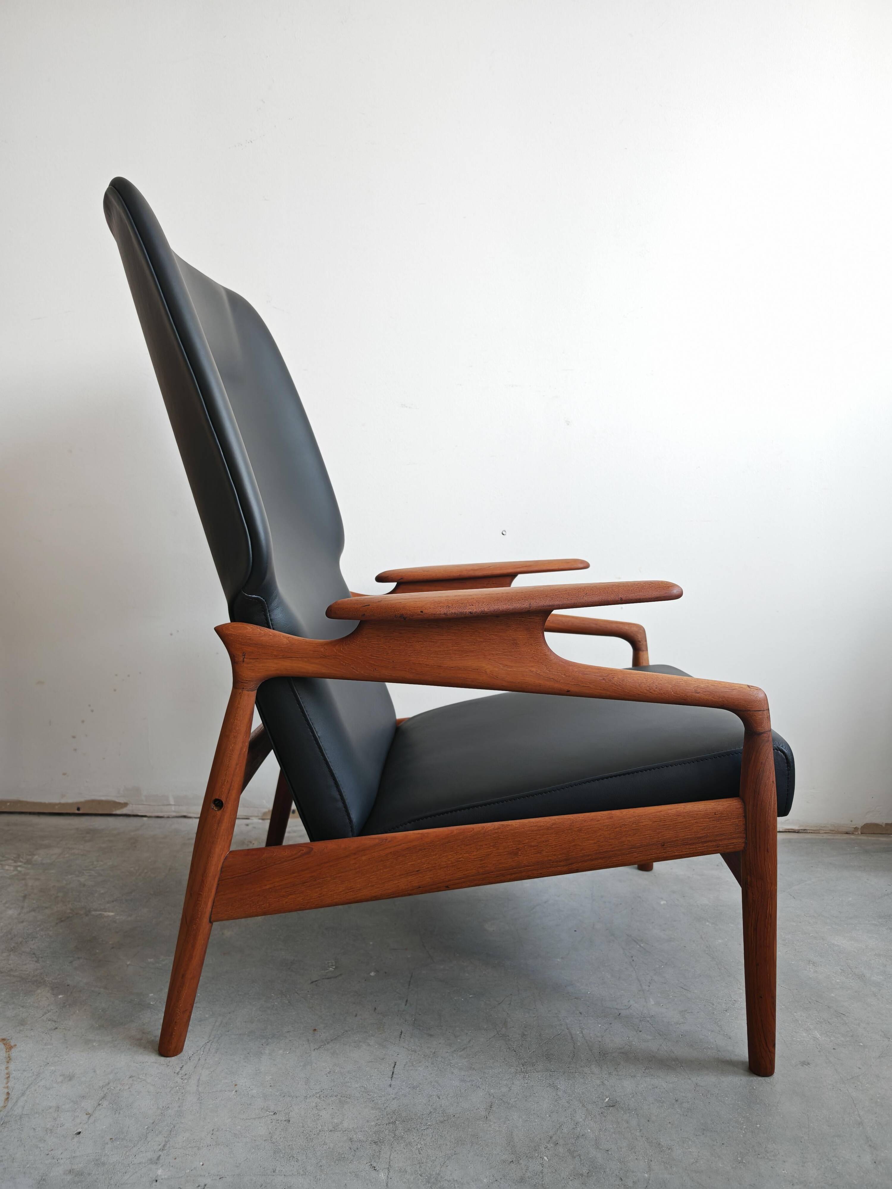 Mid-Century Lounge Chair in solid teak and leather by John Bone
