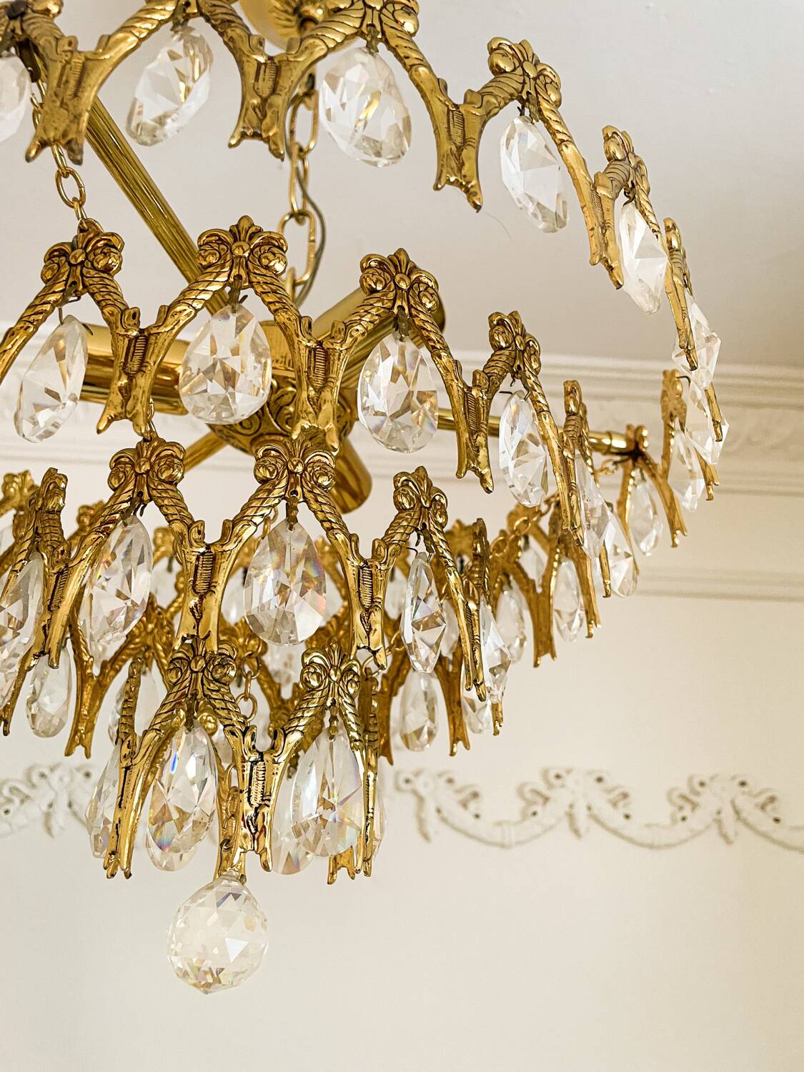 Lustre vintage en laiton doré avec des pampilles en cristal.