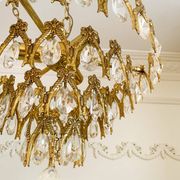 Lustre vintage en laiton doré avec des pampilles en cristal.