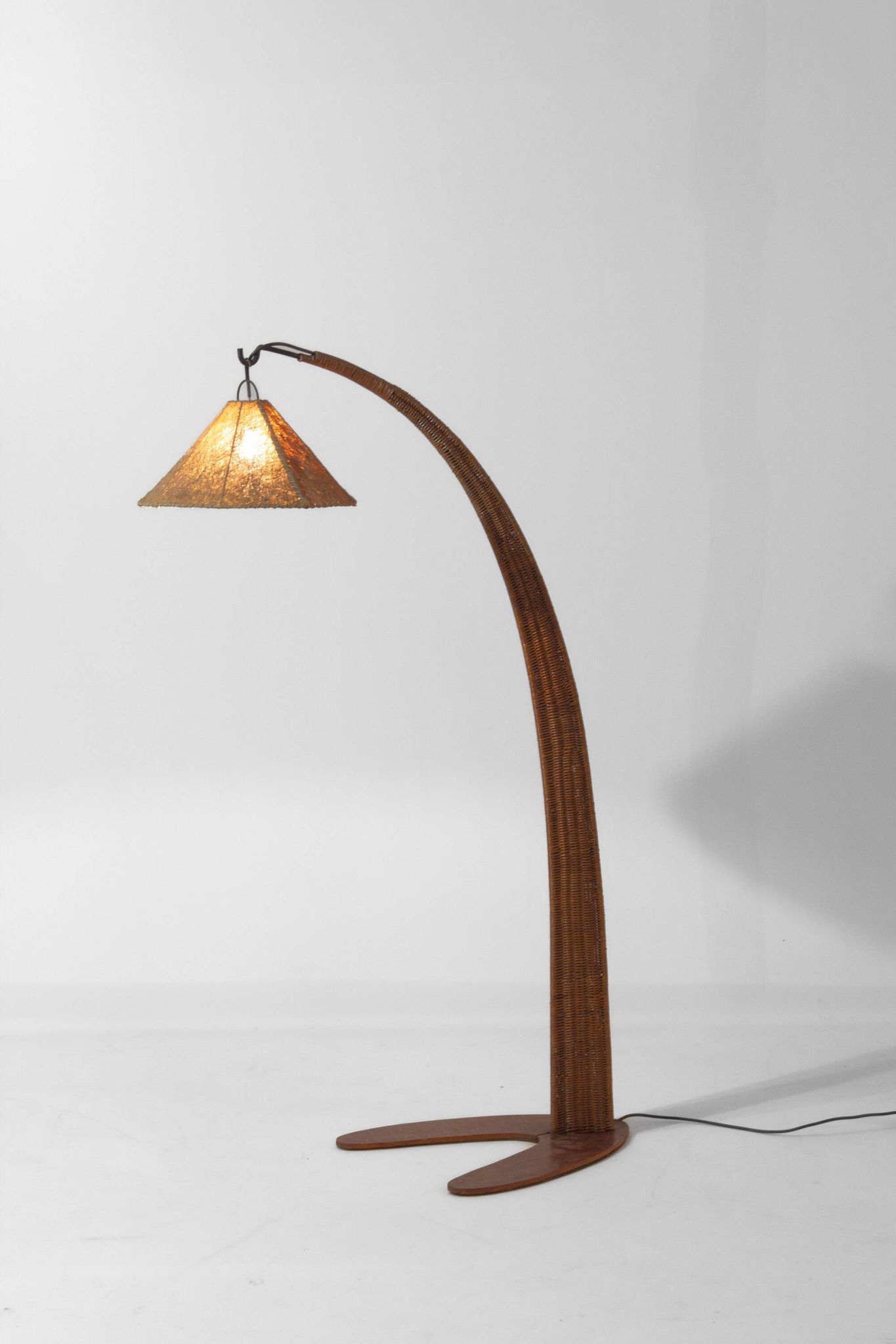 Italian wood arc floor lamp in rattan, 1970s