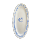 Plat de service en faïence blanc avec frise bleue