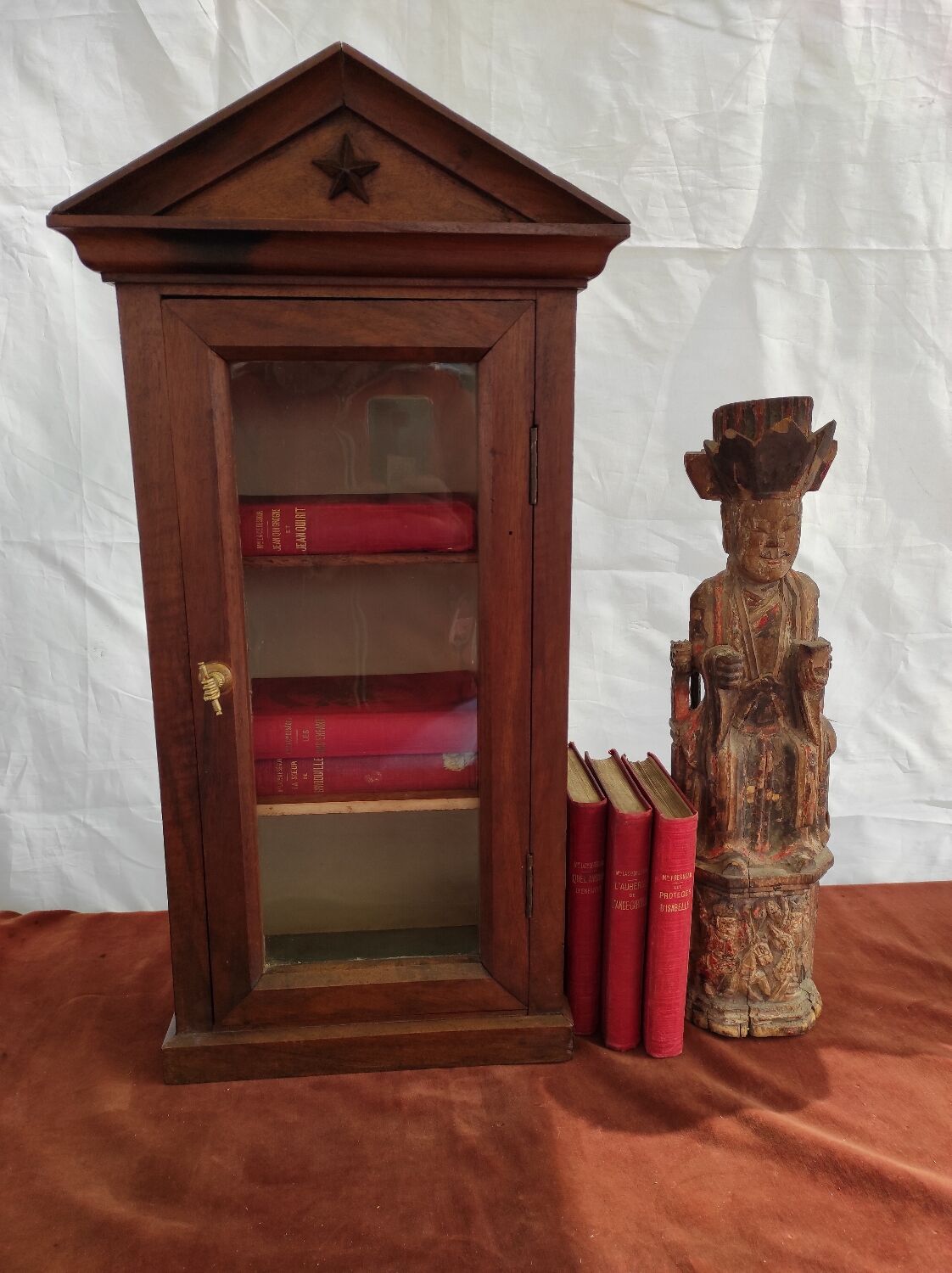 Showcase to pose nineteenth century walnut