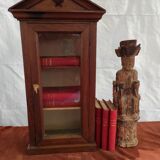 Showcase to pose nineteenth century walnut