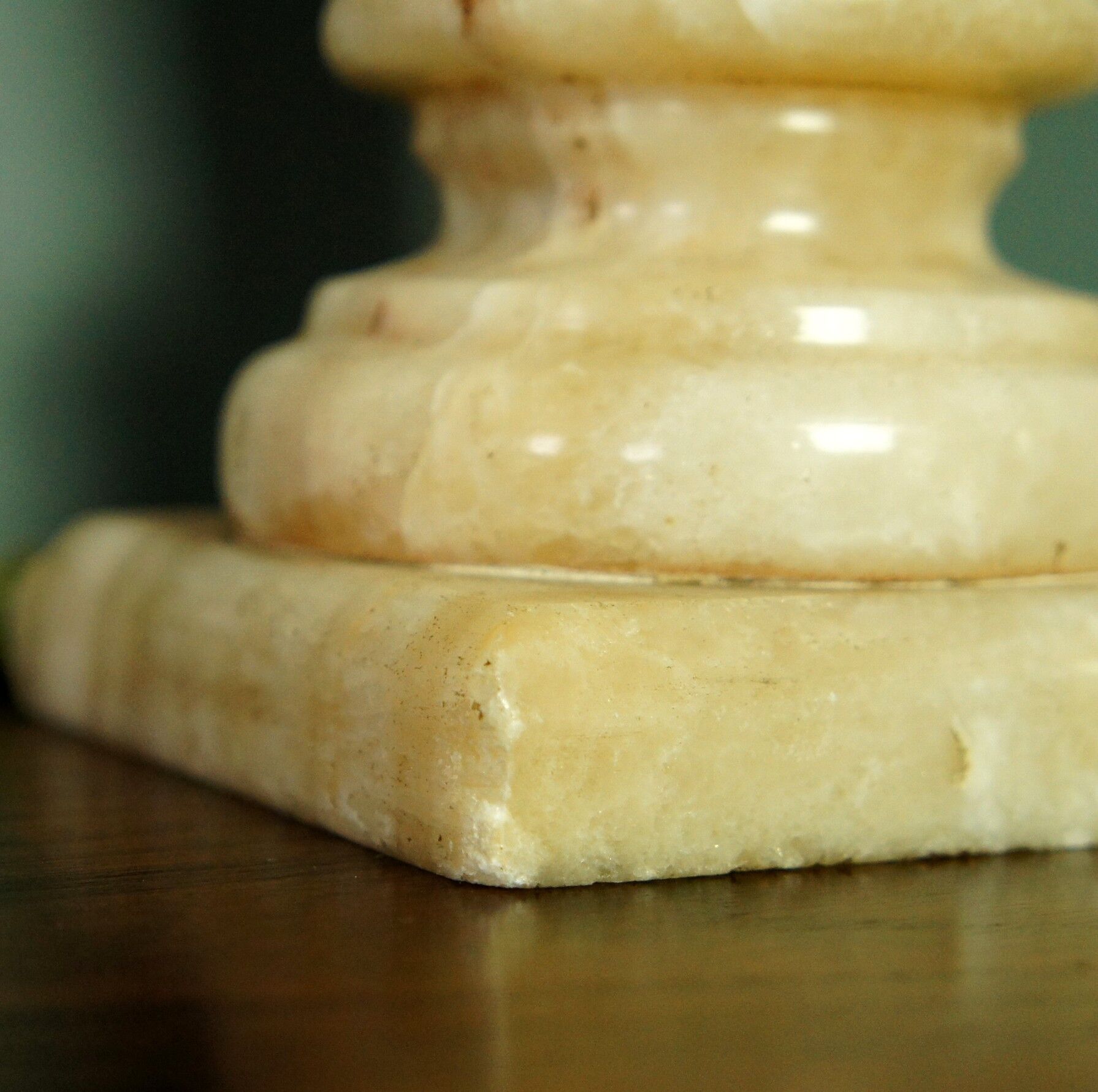 Set of 2 candlesticks in travertine