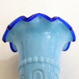Vase Main Cornet opaline