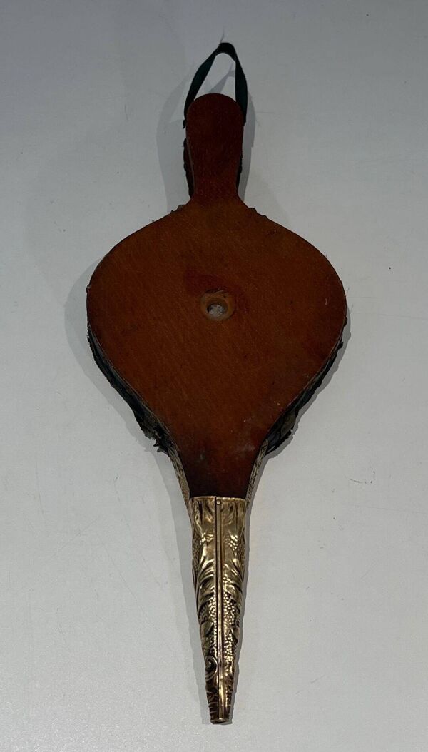 Soufflet de cheminée de style Louis XVI en laiton repoussé