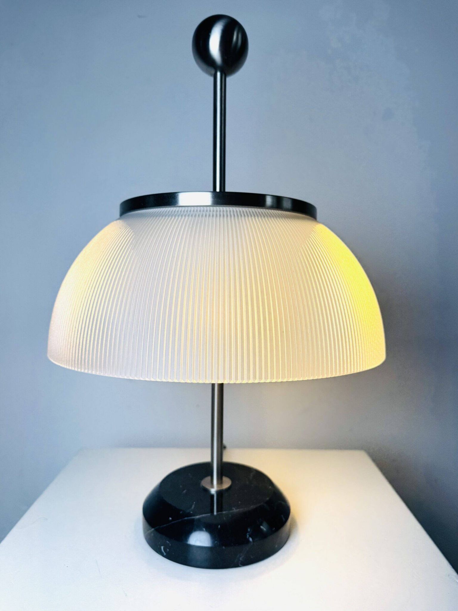 Lampe de table 'Alfa' avec base en marbre par Sergio Mazza pour Artemide, Italie, réédition des années 1950.