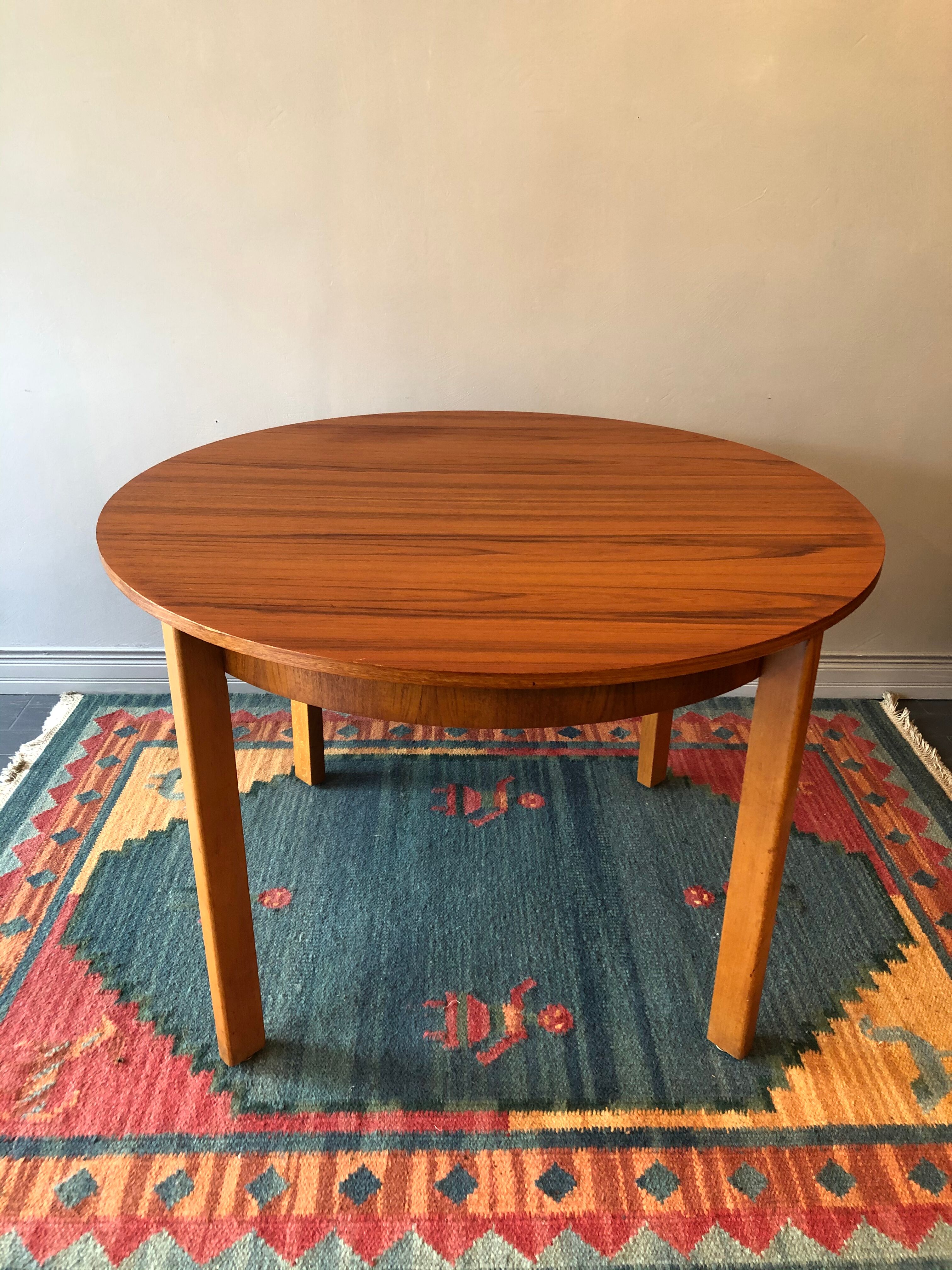 Vintage round table with built-in extension