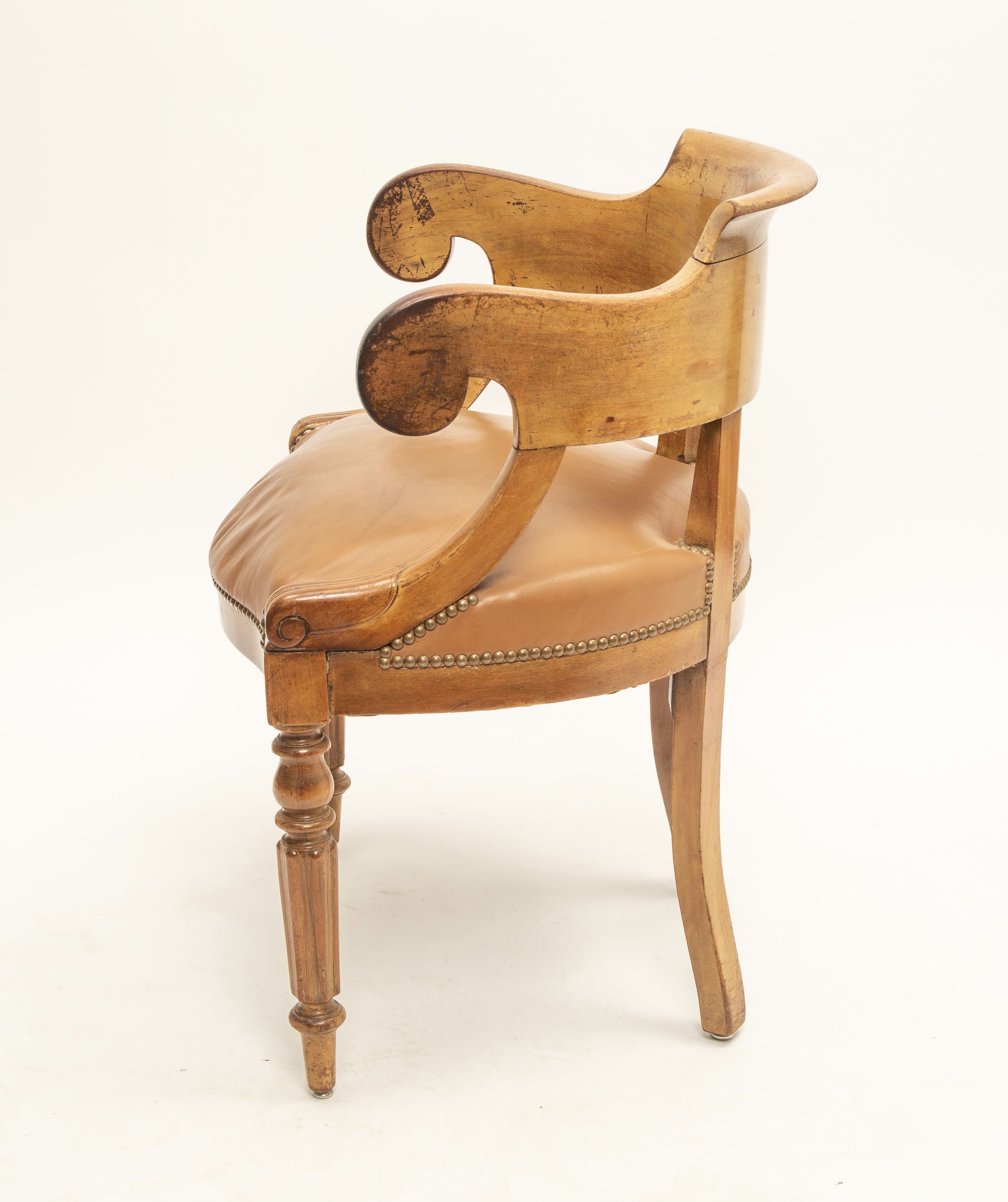 Fauteuil de bureau gondole époque Louis Philippe cuir et bois