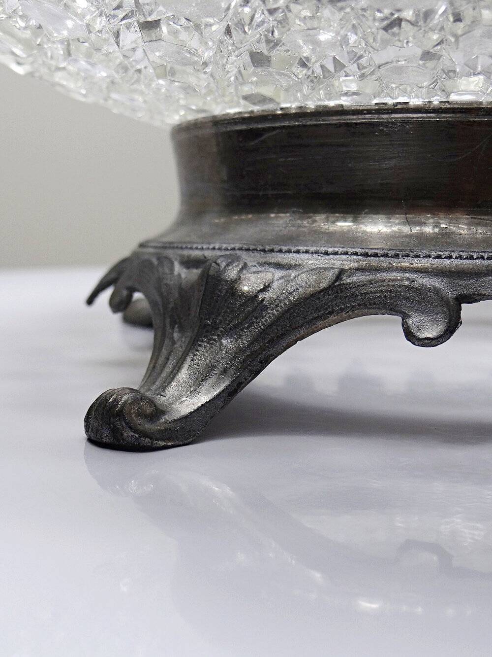 Coupe en verre pressé pointes diamants et étain, 1920-1950