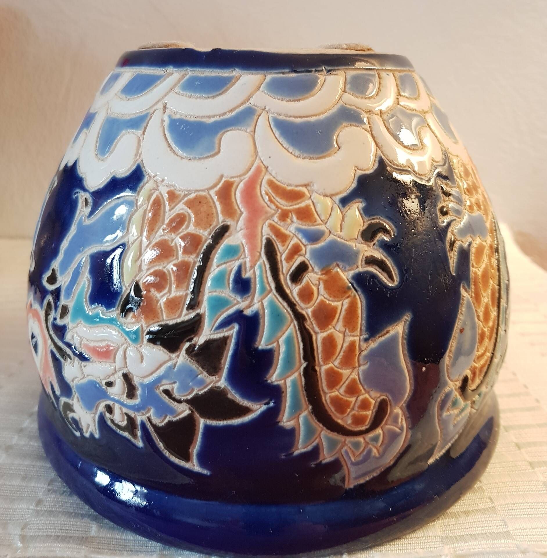 Pot décoratif en céramique émaillée en relief multicolor