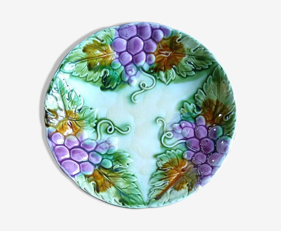 Assiette ancienne en barbotine motif raisins