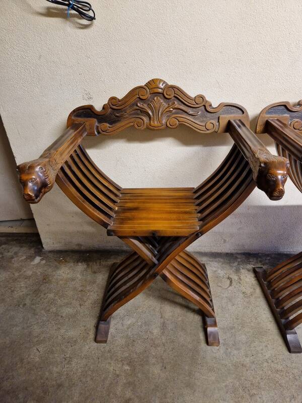 Pair of curule chairs known as Savonarole chairs - In carved wood