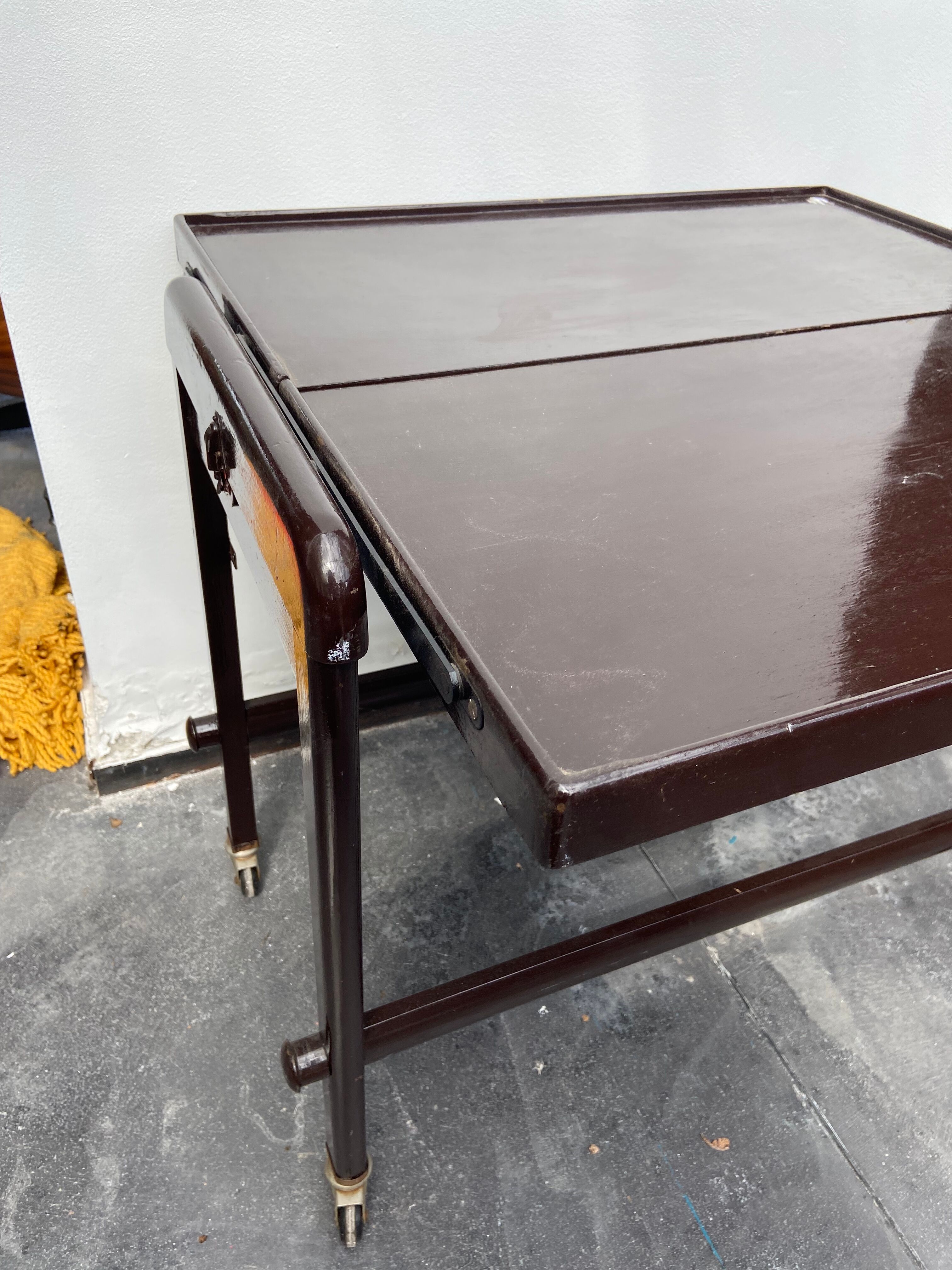 Rolling service with removable tray